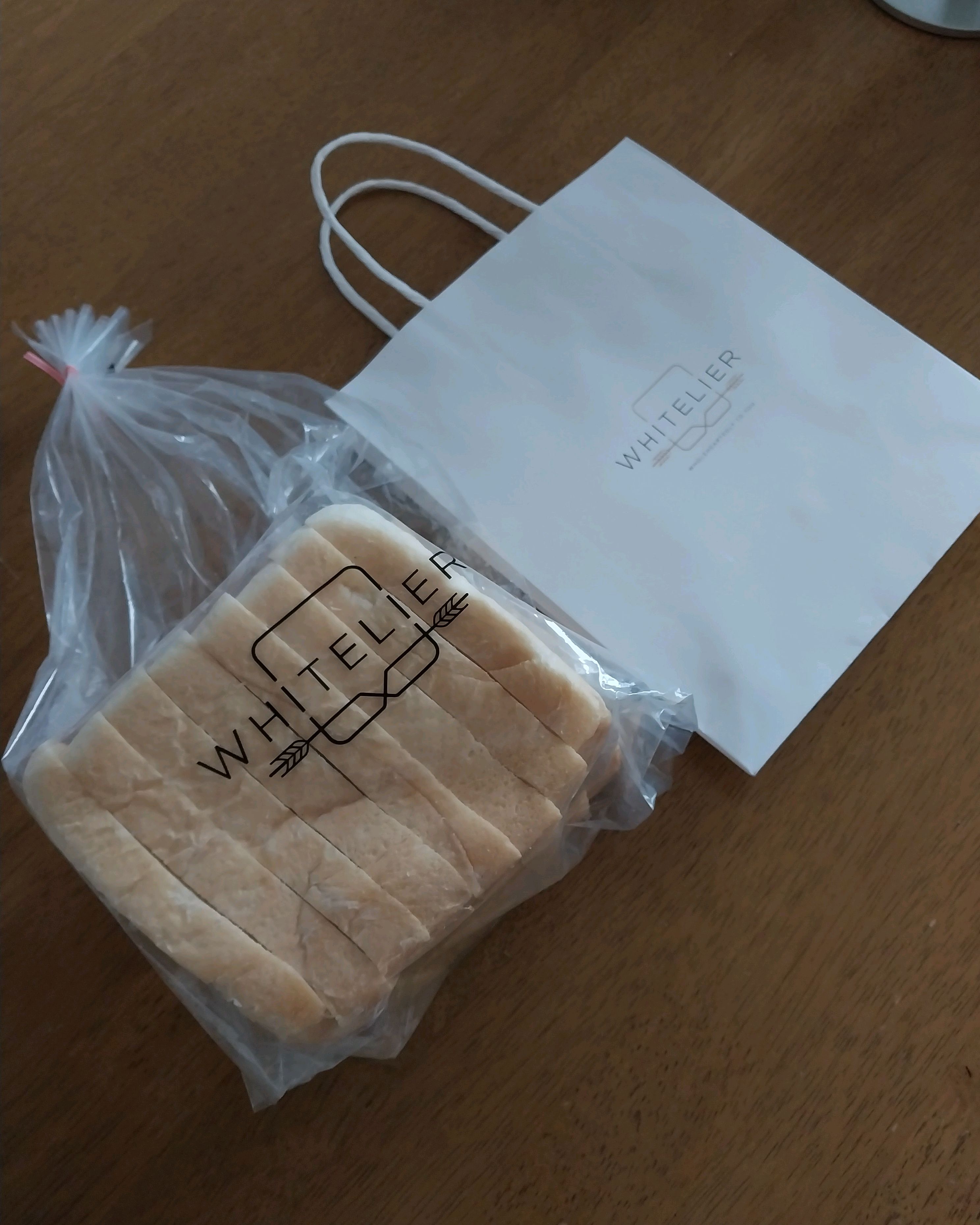버터향 가득한 식빵 좋아하면 좋아할듯하고요 - 칠곡 맛집 화이트리에 칠곡점