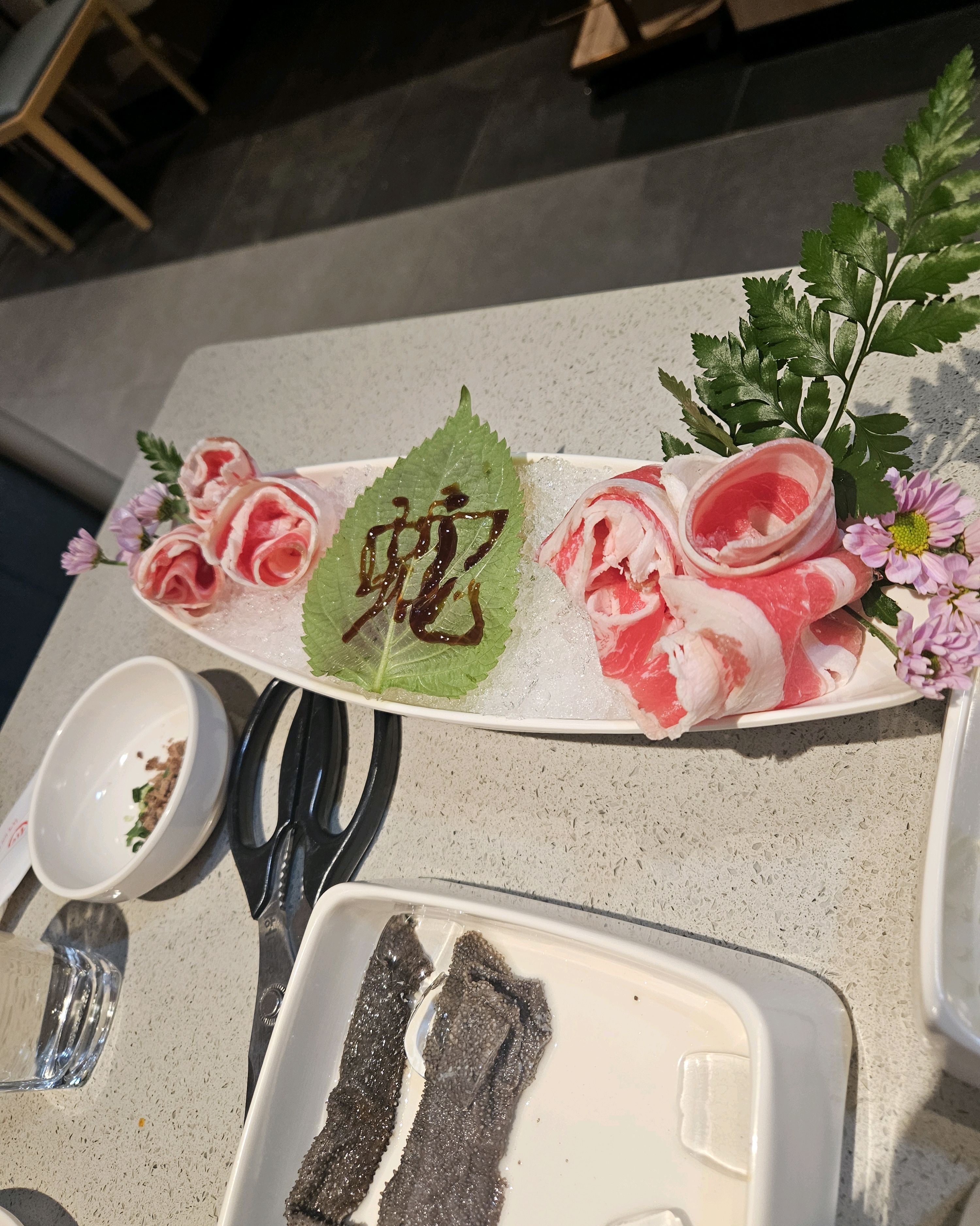 새벽시간에 방문했는데 친절했어요, 특히 단발머리 결제하시는 중국여자분 친절해요, 다음에 또
