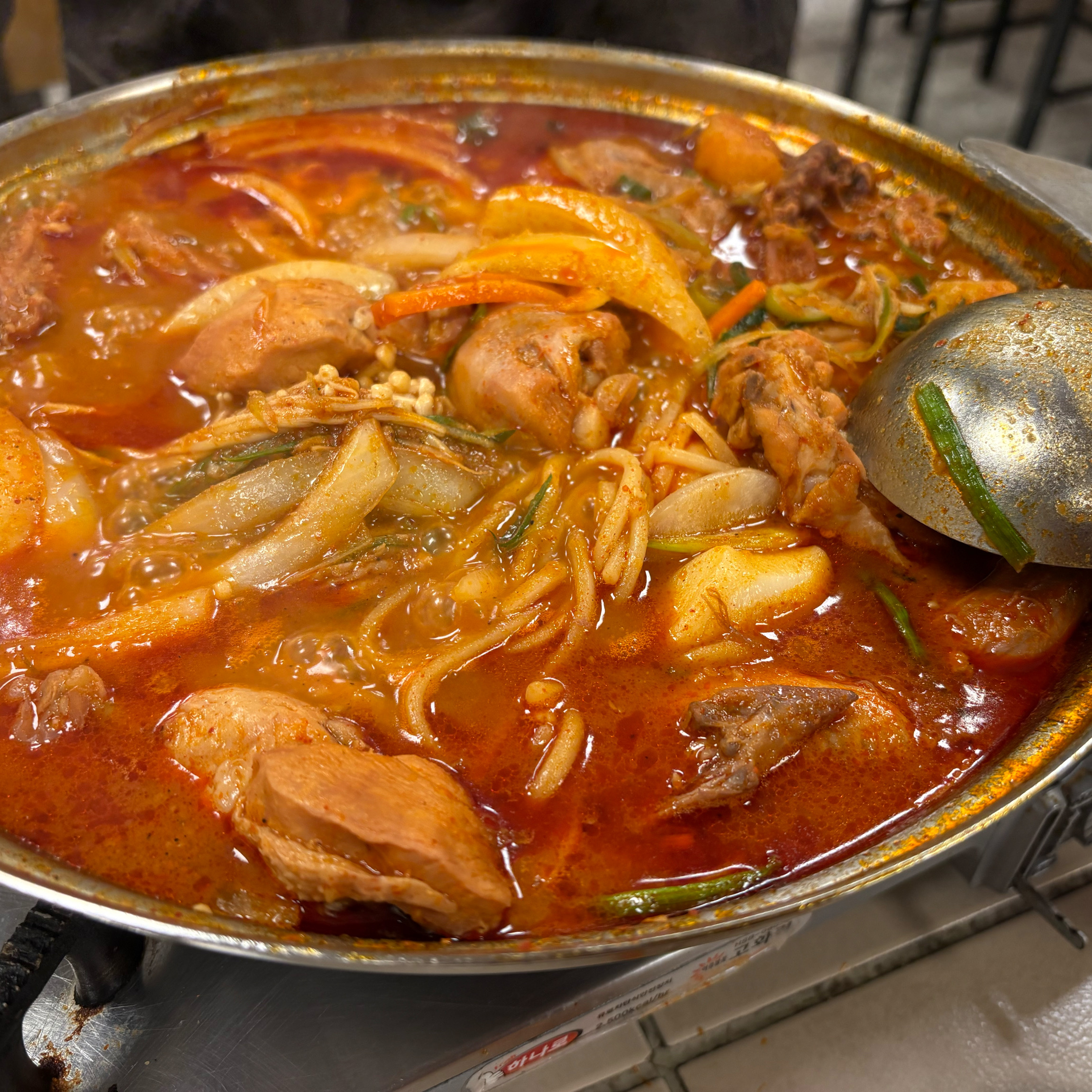 감자알이 아주크고 국물도 밥비벼먹기 좋고 술안주로도 너무 맛좋아요. 오래된 맛집입니다. 추