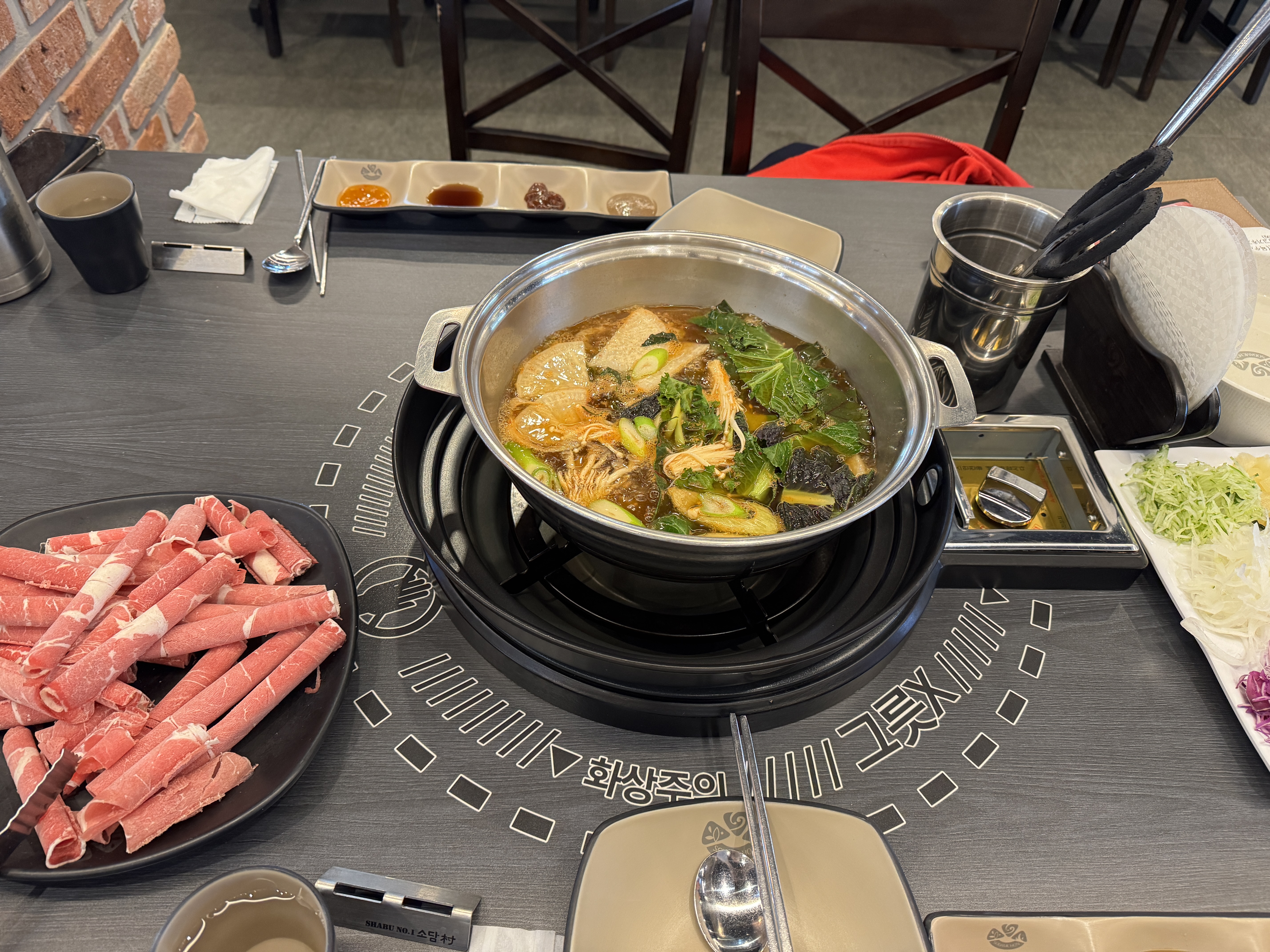 또갈집이에요!! 셀프바도 깔끔하고 풍족하게 관리되고 있는 것 같구요. 맛있어요. 결제 후에