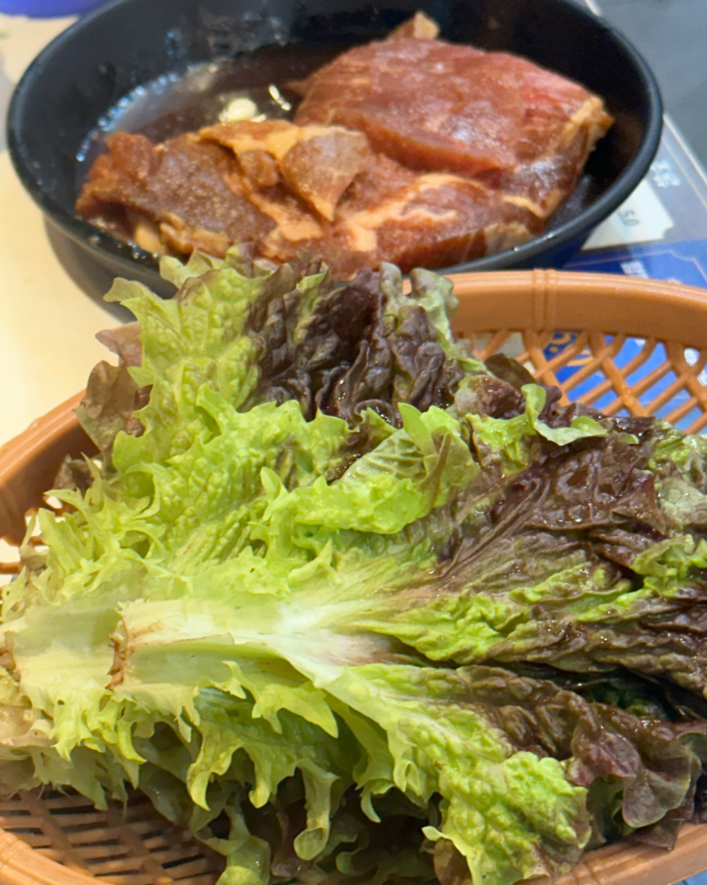 매장도 크고 고기 종류도 다양하며 아동들은 가격까지 저렴하고 밥도 무제한에 채소 소스 모두