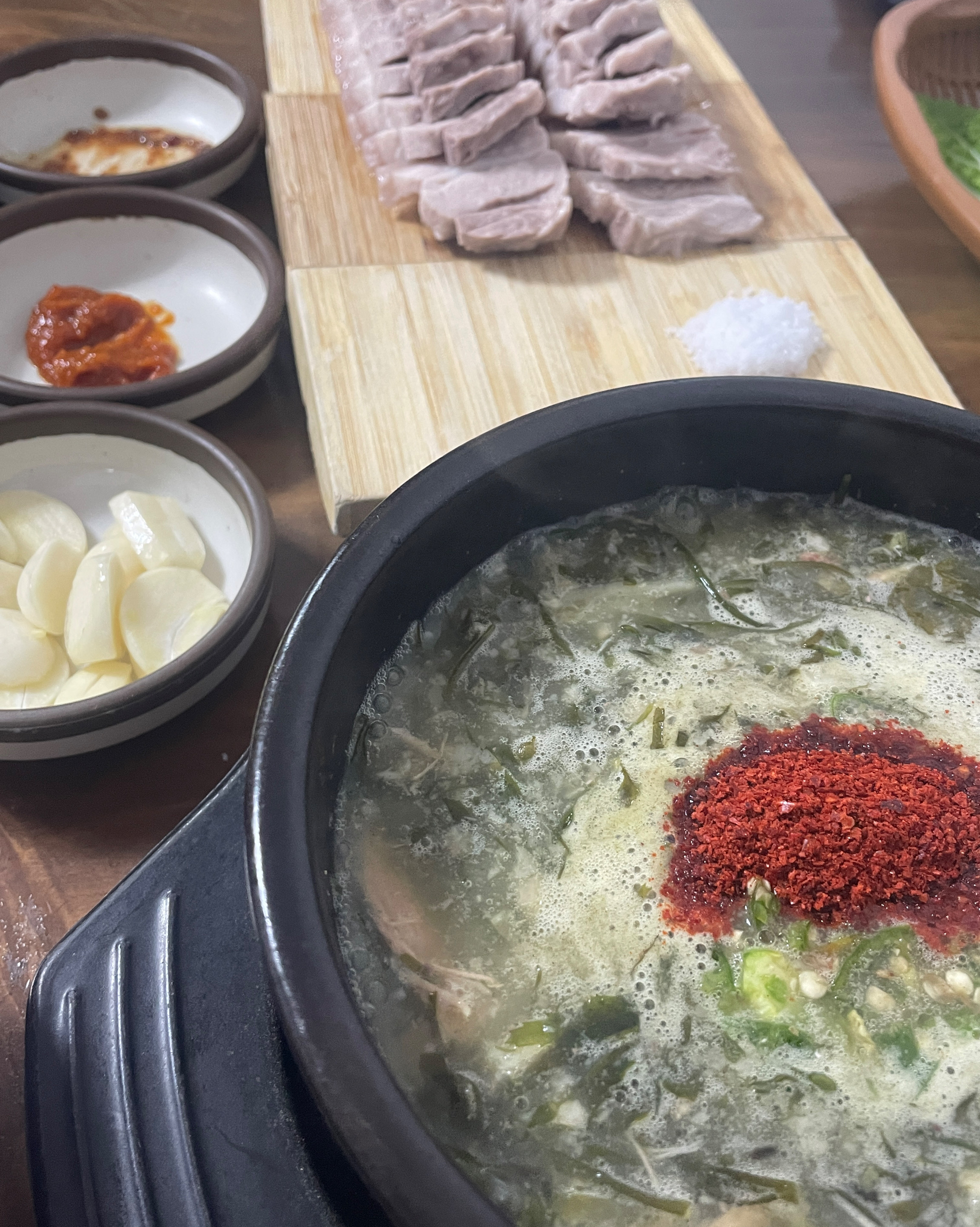 몸국 처음먹는데 맛이 깔끔하고 같이 나온 야채들도 신선하고 좋았어요 😊 - 제주 맛집 신설오름