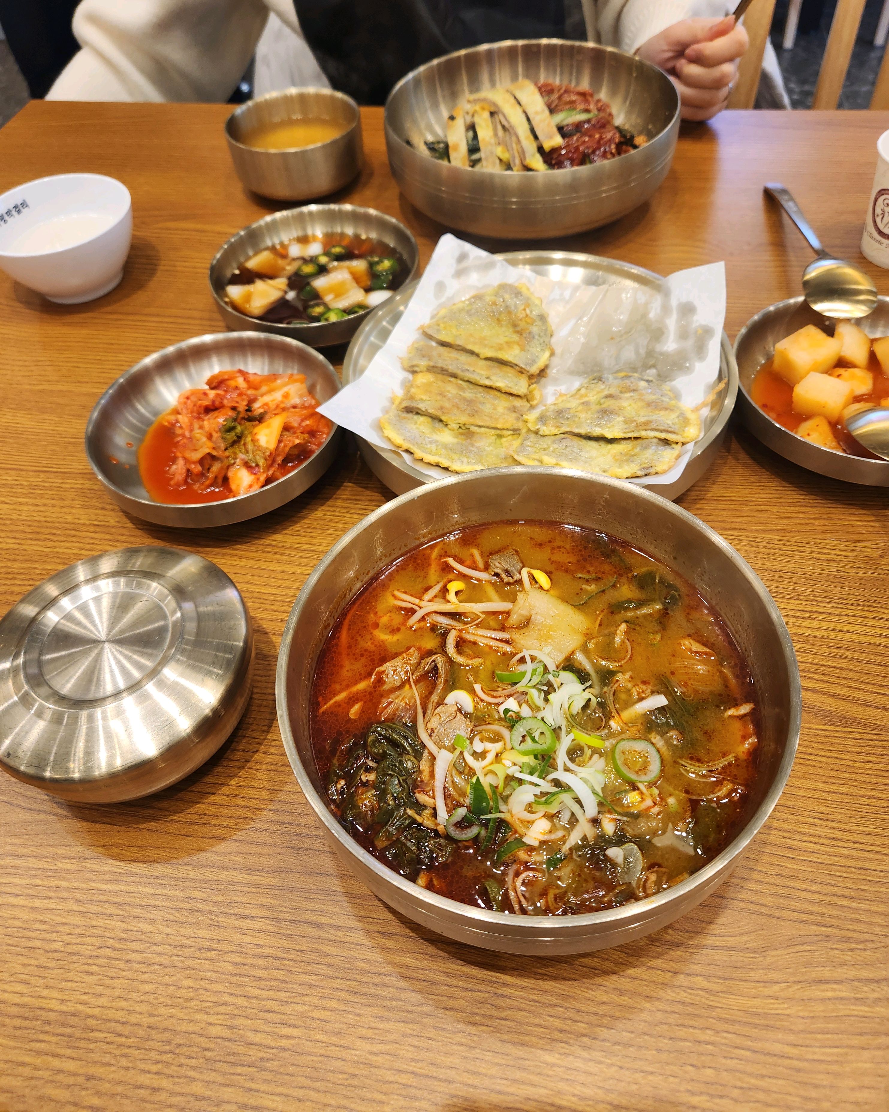 강동성심병원왔다 눈에 띄는 곳에 딱 자리잡아서 와봤습니다. - 천호동 맛집 육전국밥 강동역점