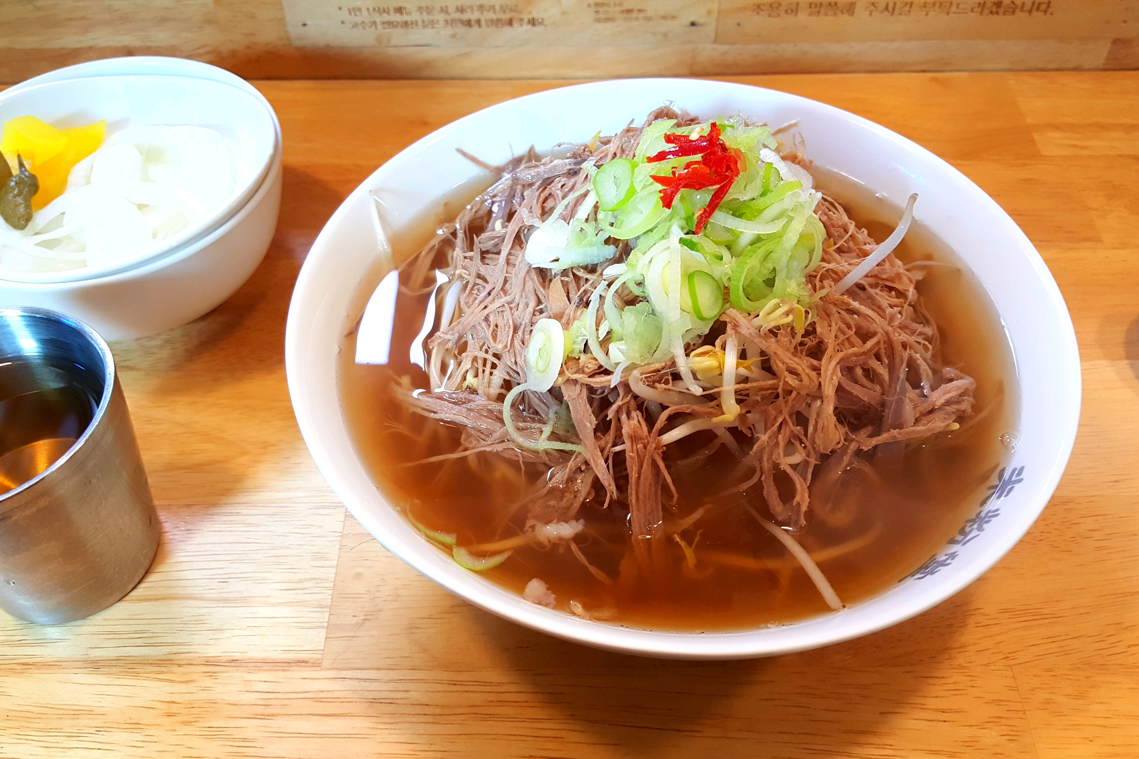 쌀국수에 양지가 산더미처럼 올라갑니다. 양도 많고 맛있어요. 근데 근데 육수에서 한약재 풍