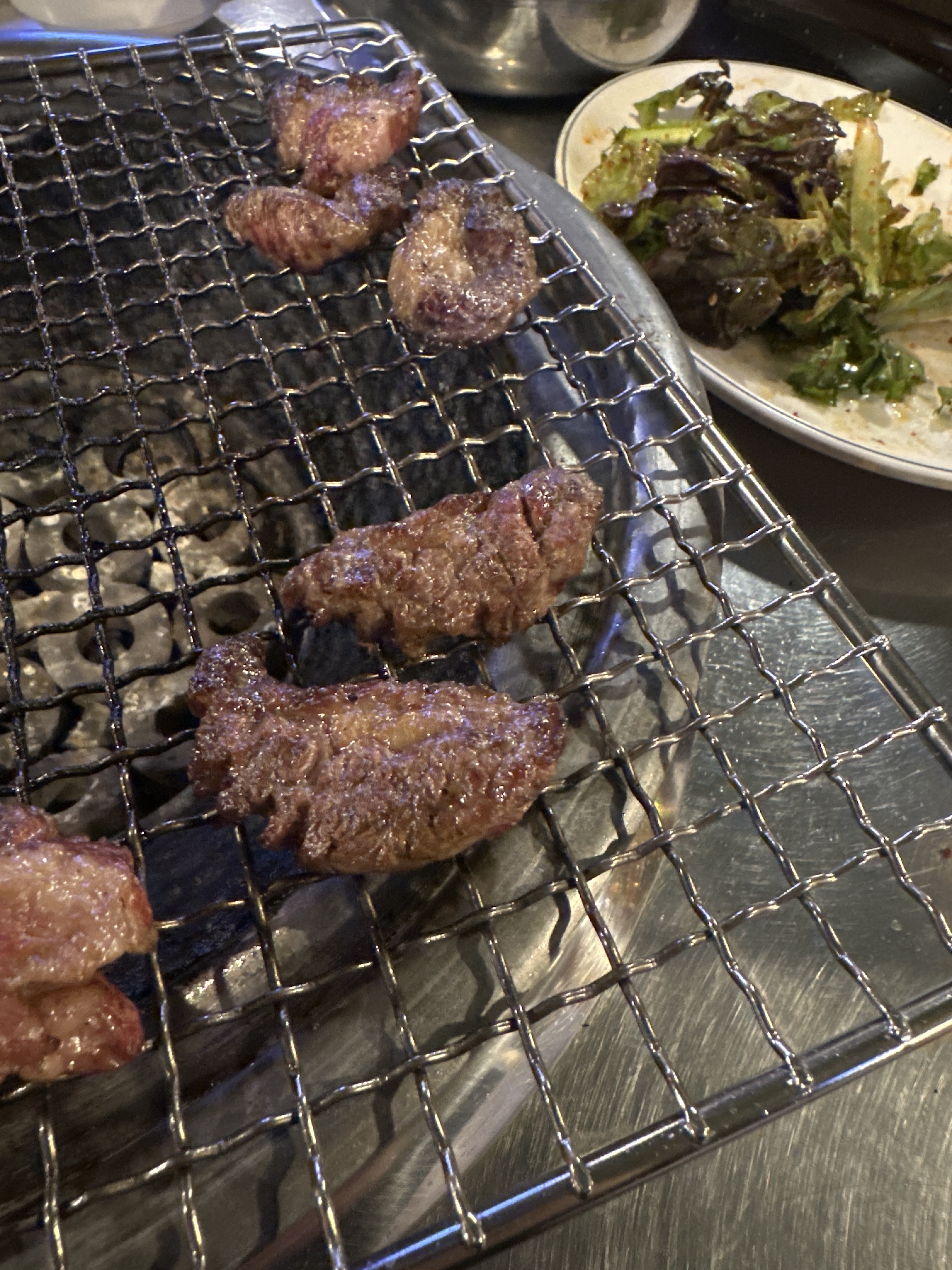 오래된 자주 찾는 맛집이에요. 평일에도 항상 사람 많고 술 한잔 하기 좋아요. 메뉴도 다양