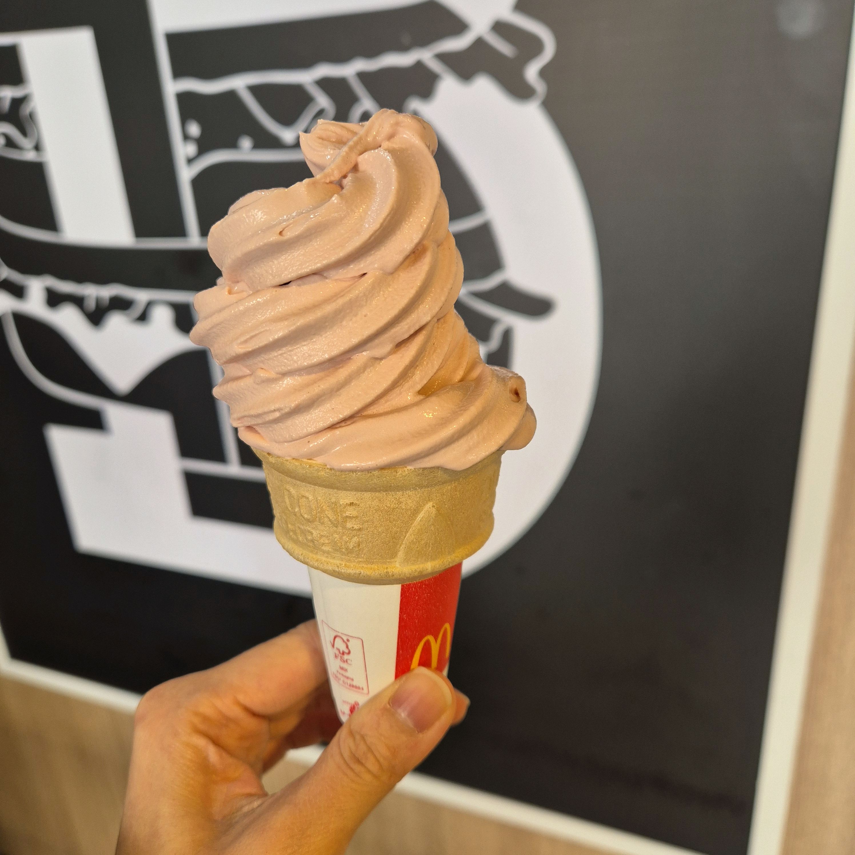 스트로베리콘 인위적인 딸기맛 아니라 우유 많이 섞여서 안 물리고 맛있어요. 콘 냄새 고소해