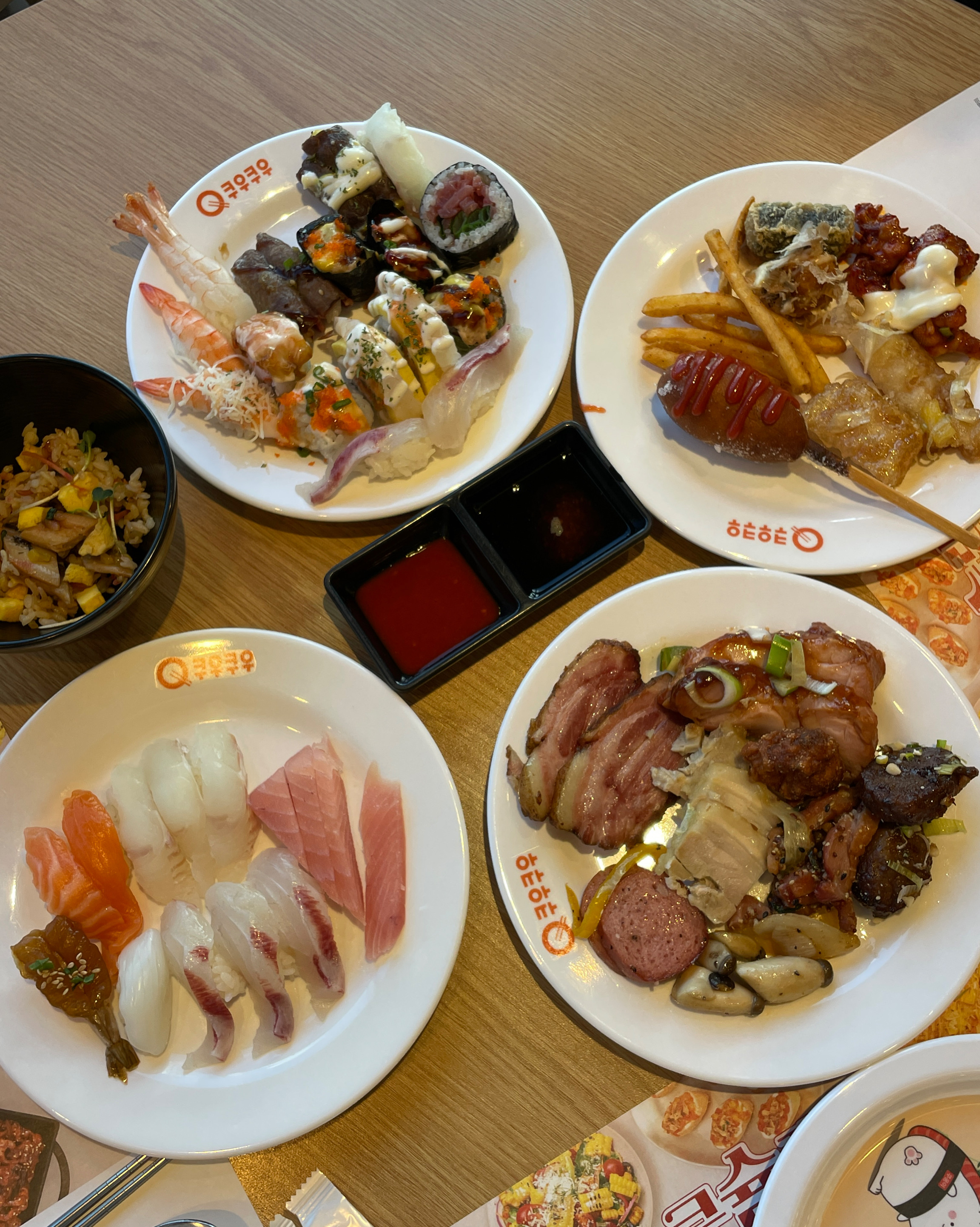 오랜만에 여수 쿠우쿠우 방문! 롤이랑 초밥이 더 맛잇어졋어요 그릴류 고기도 다양하고 갈때마