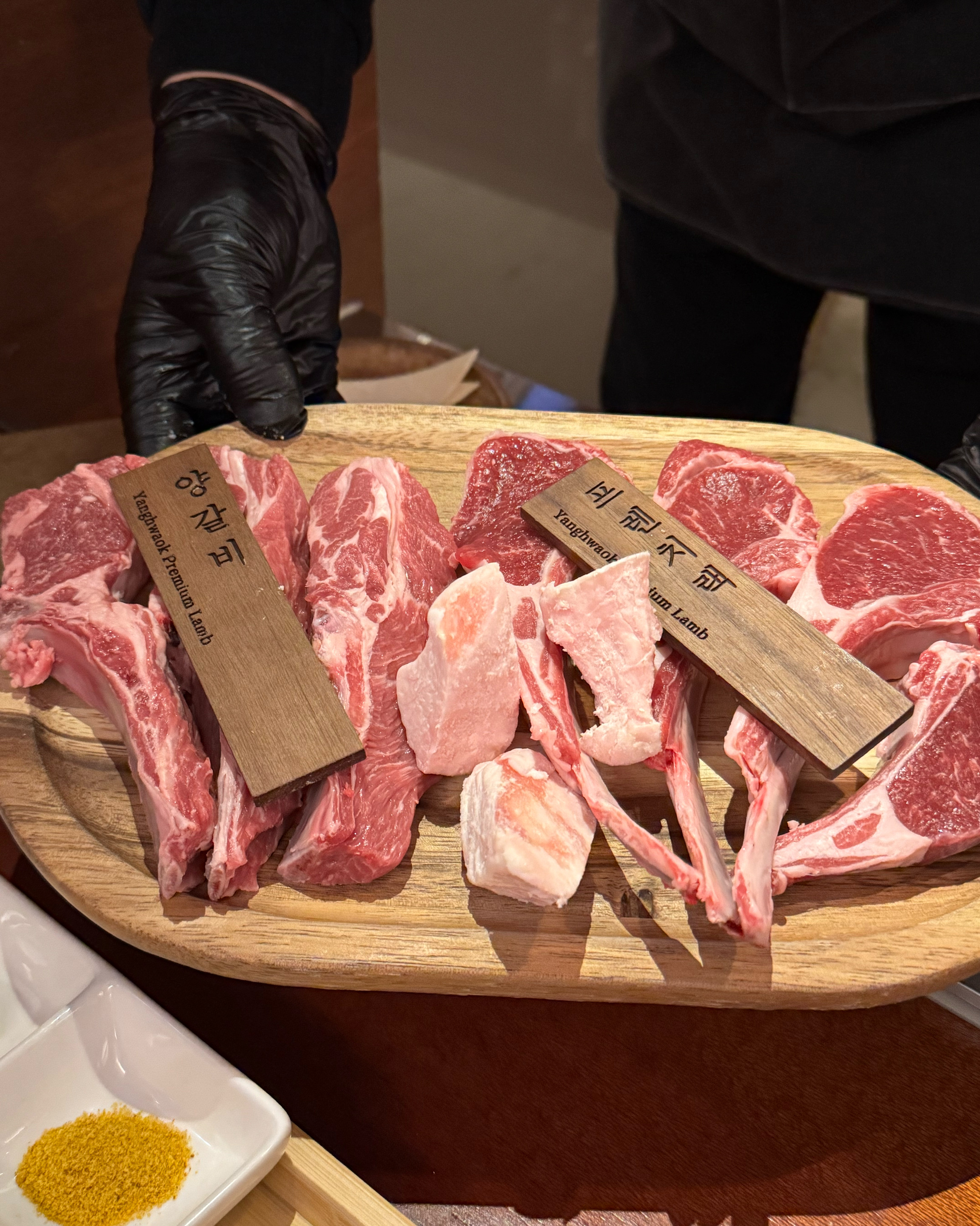 오랜만에 먹는 양갈빈데 너무 만족스럽게 잘 먹었어요!!! 잡내도 없고 다 구워주십니다!!!
