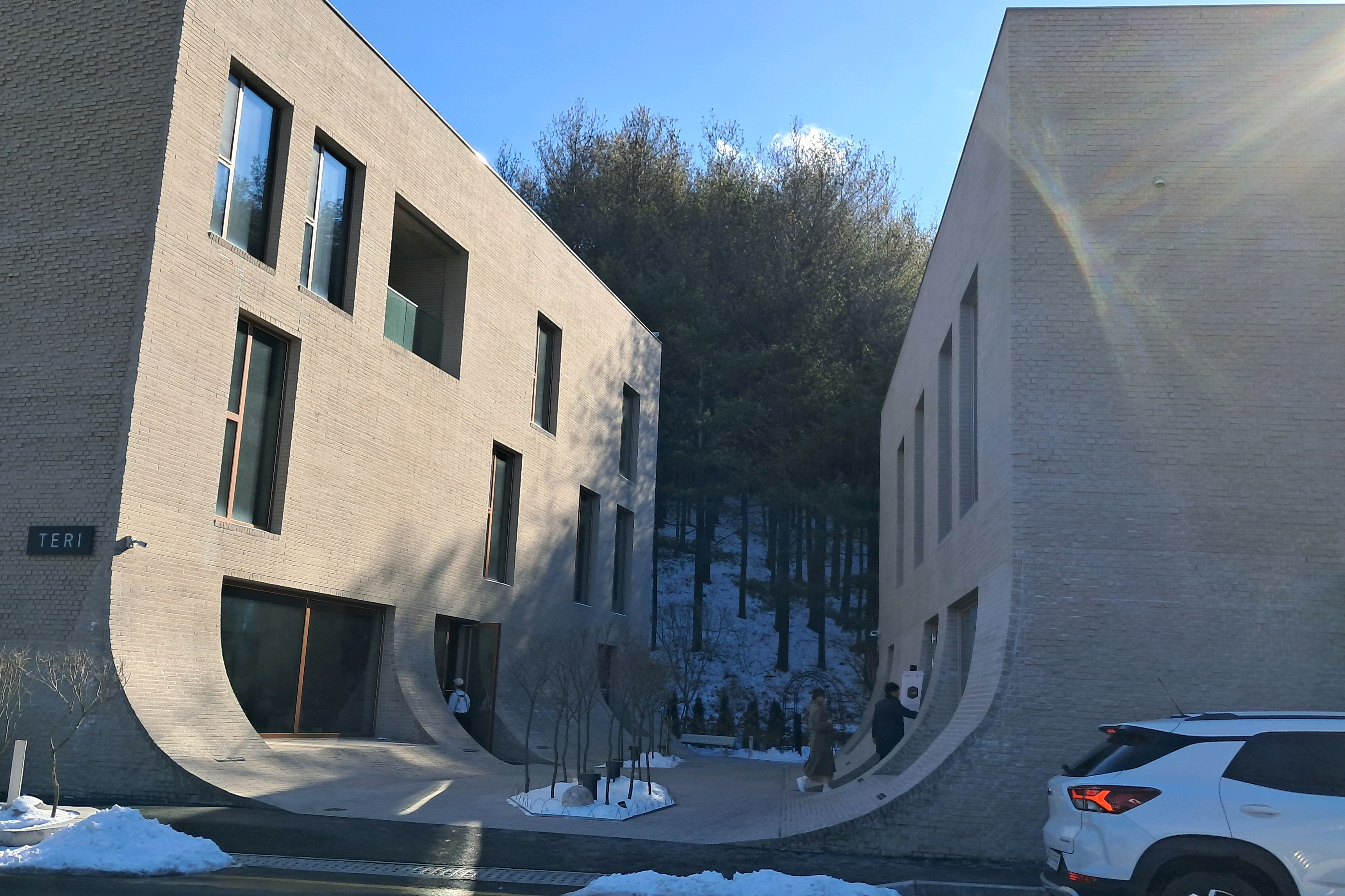 독특한 건물 디자인과 인테리어에 혹해서 들어 갔어요. 나올때 출구쪽 살펴보니 역시 건축상을