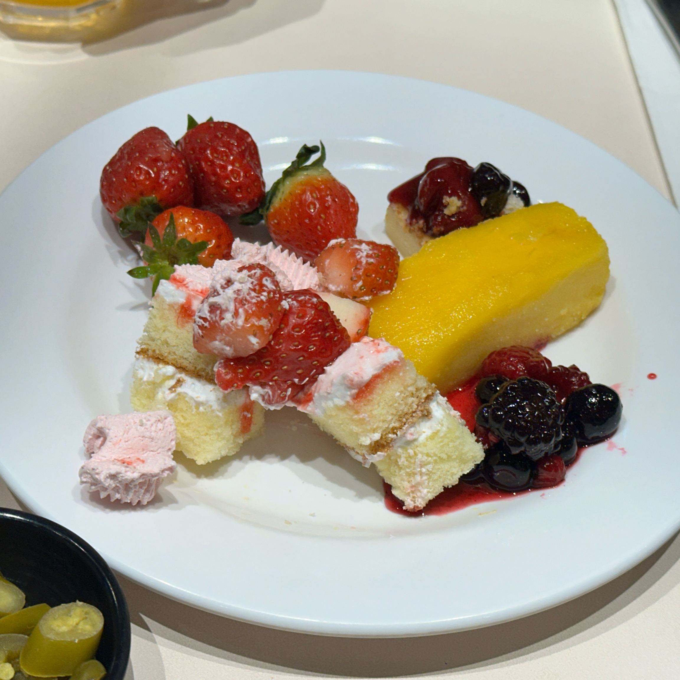 딸기축제중이여서 딸기 디저트가 다양하더라구용 - 서수원 맛집 애슐리퀸즈 이마트서수원점