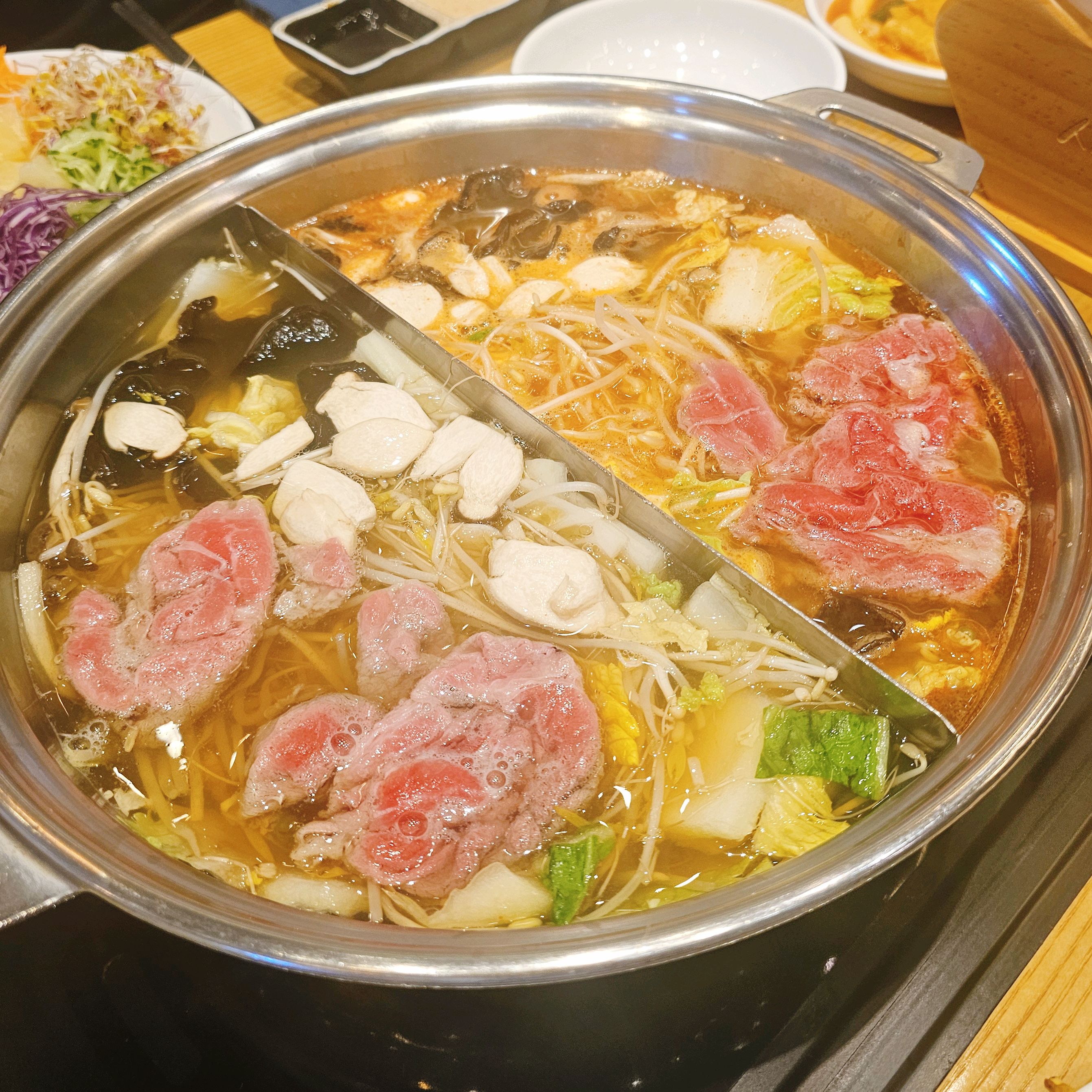 ☀️ 토요일 점심시간 4인 방문. 들어온지 10분 좀 지나니 손님들이 몰려와 줄을 서고 있