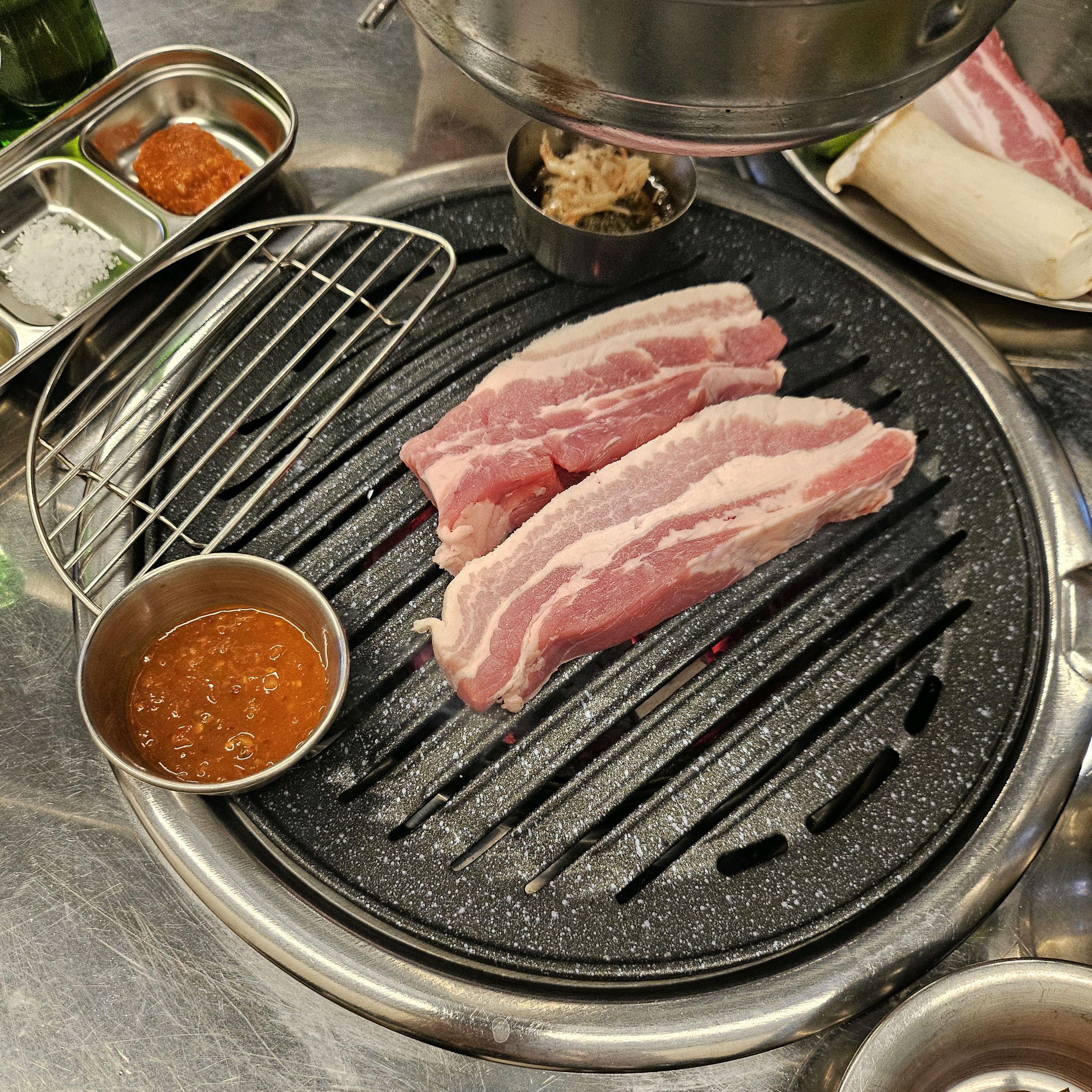 예약 후 방문했어요 인테리어가 기존 고깃집 스타일과 달랐고 엄청 깔끔한 느낌이예요! 고기