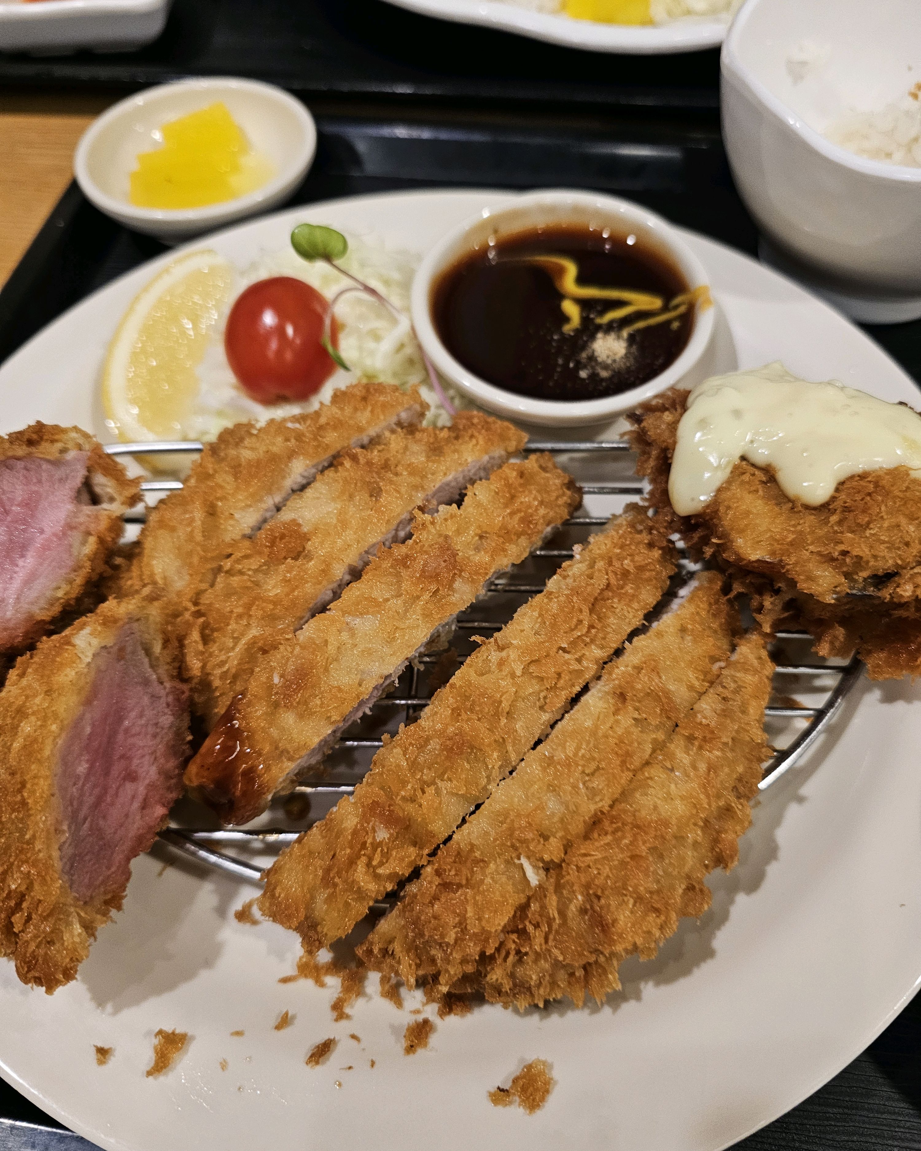 돈까스 먹으러 영대점 가다가 반야월점 처음갔어요 모듬돈까스 고기두툼하니 맛있었습니다~강추