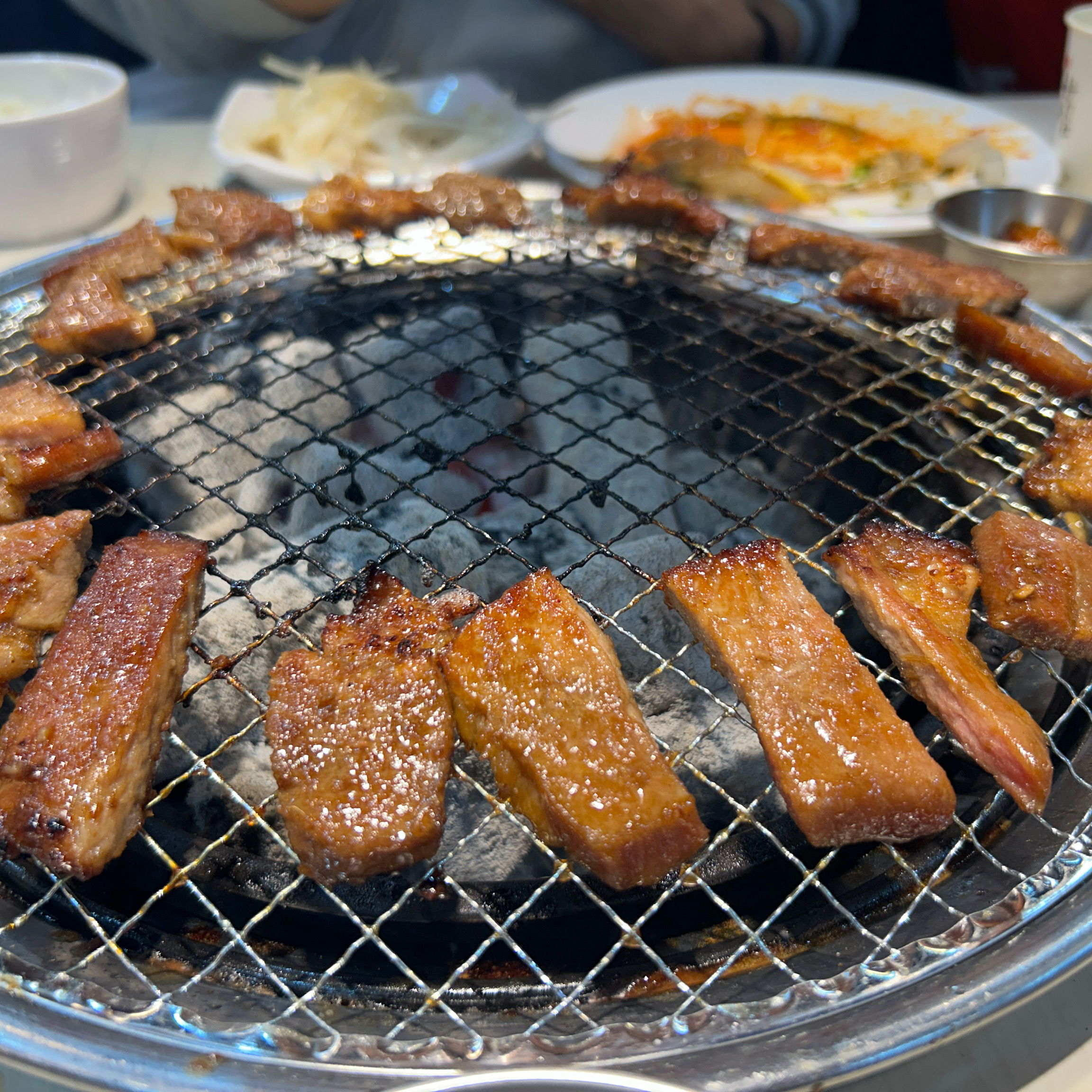 몇 년 만에 방문한 명륜진사갈비입니다! 리뉴얼 한 이후로는 처음이었는데, 상당히 괜찮더라구