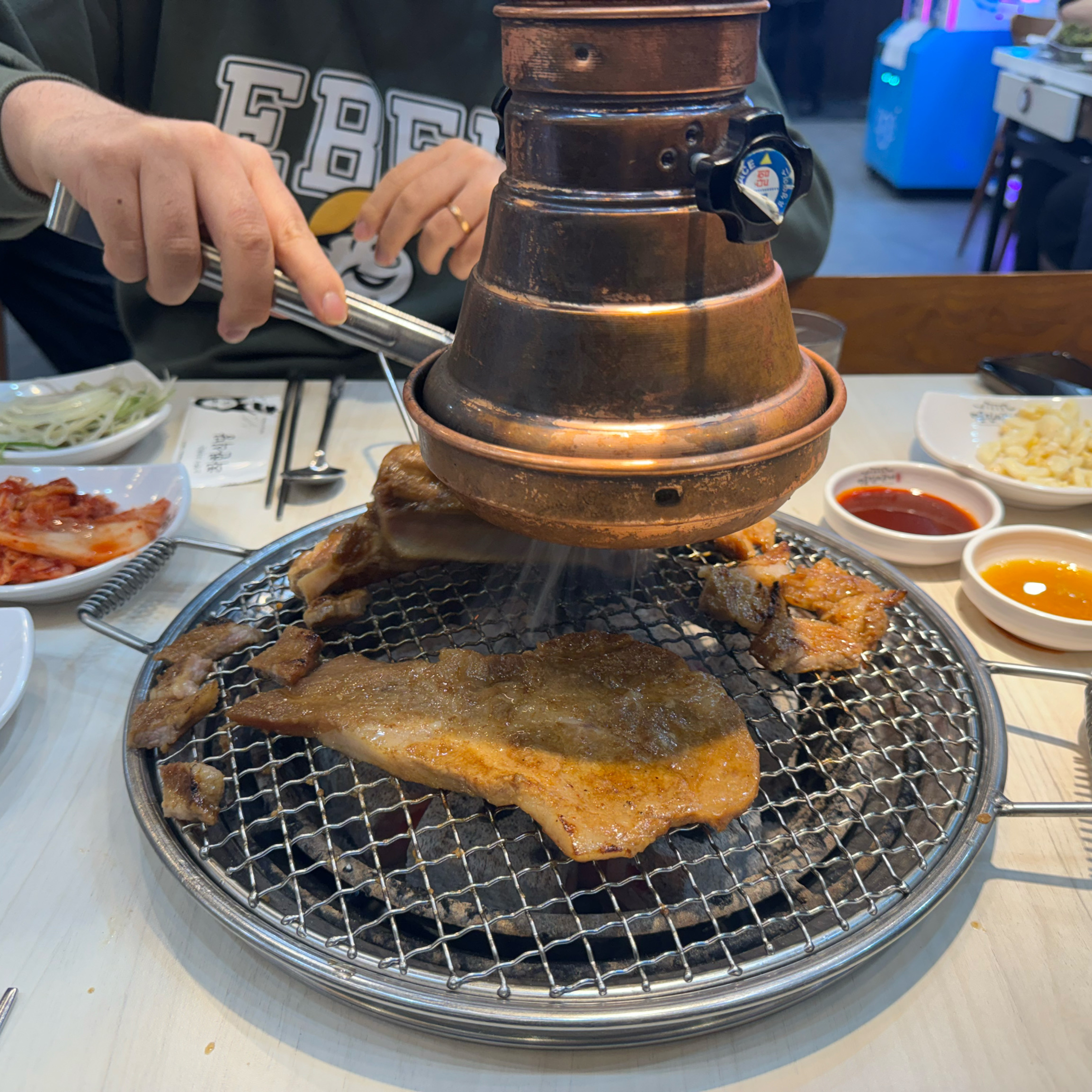 남편이랑 데이트로왔어요 ㅎㅎ 사람은 많지만 대기없이 먹을수있어서 좋아요. 버스정류장앞이라 