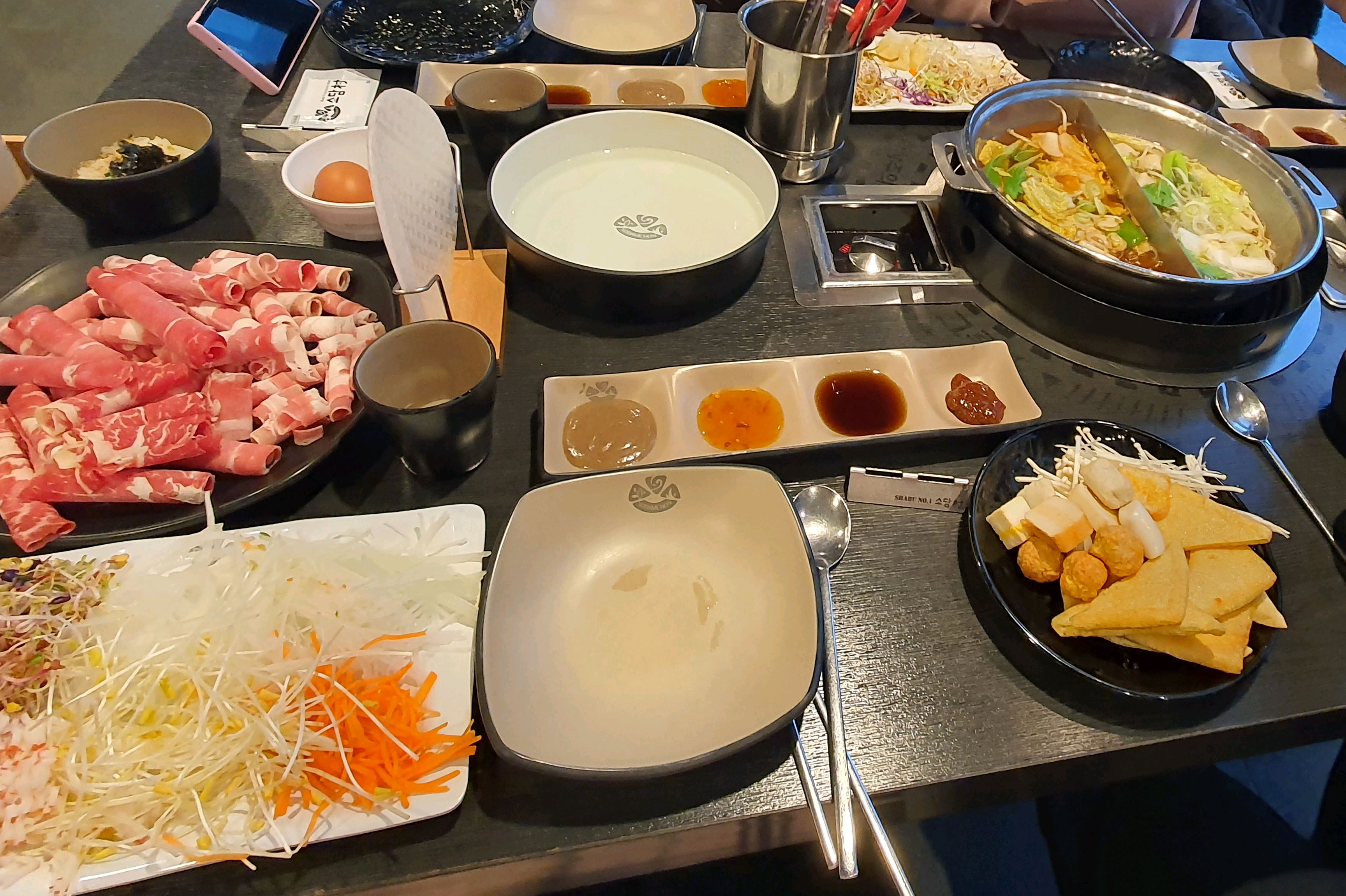매니저님 같았는데 서비스 잘해주셔서 푸짐하고 맛있게 잘 먹고 왔어요~^^ 주말 저녁에는 웨
