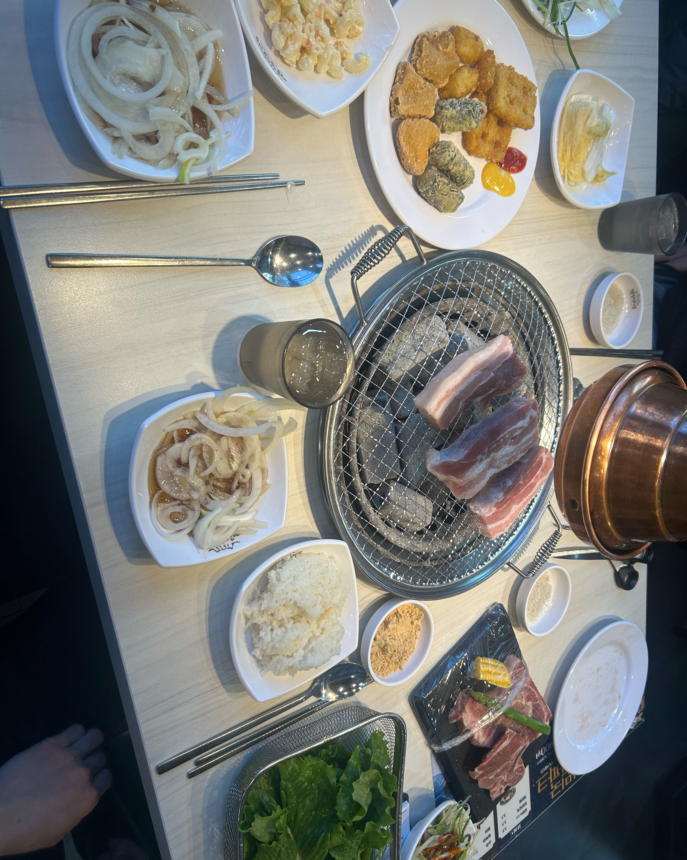 지금까지 간 고깃집 중에서 역대 최악의 서비스 경험 했습니다 고기 먹고 있는데 후드가 갑자