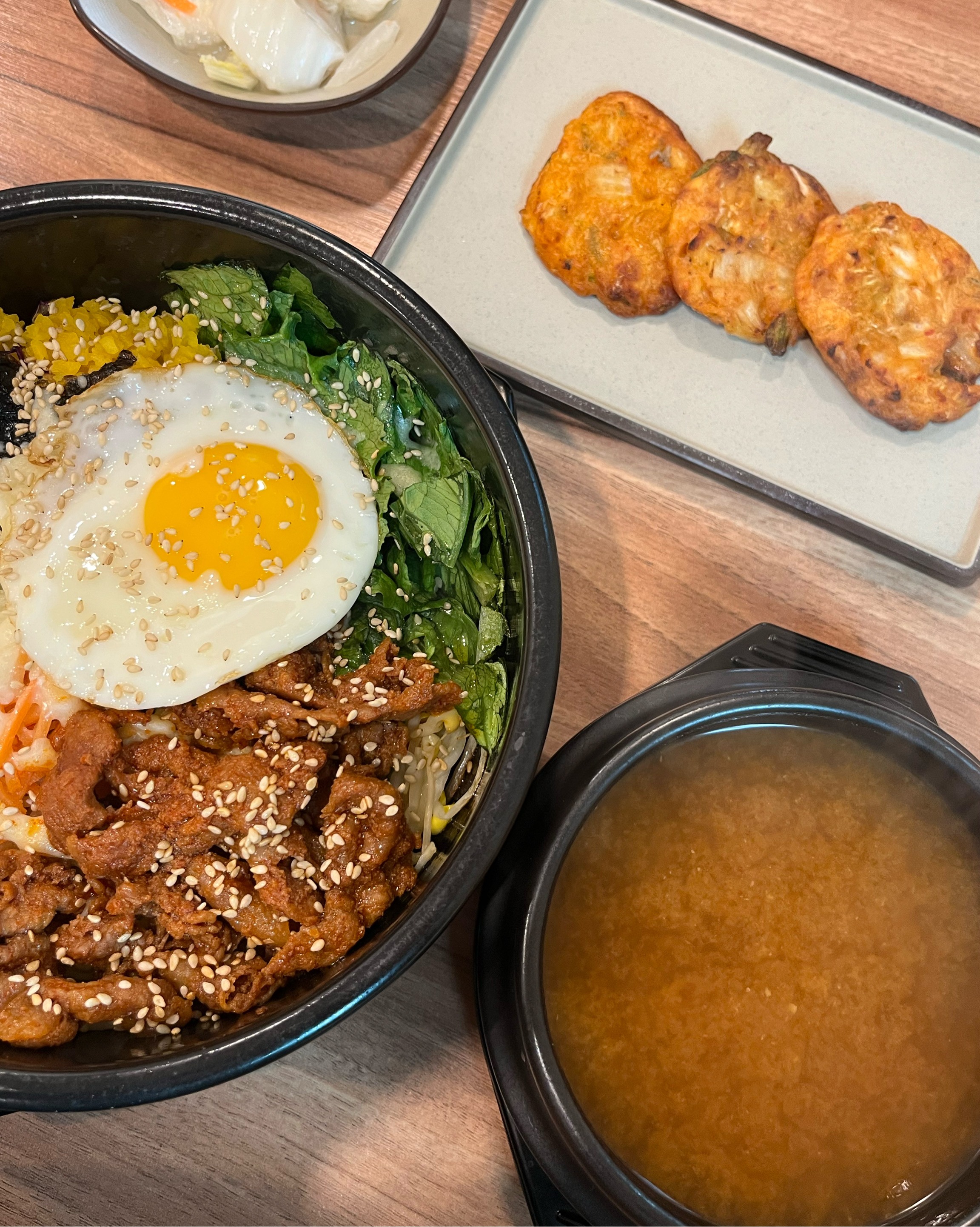 치즈데육돌솥비빔밥이랑 우삼겹돌솥비빔밥 시켰는데 진짜 너무 너무 맛있게 먹었어요!!! 그리고