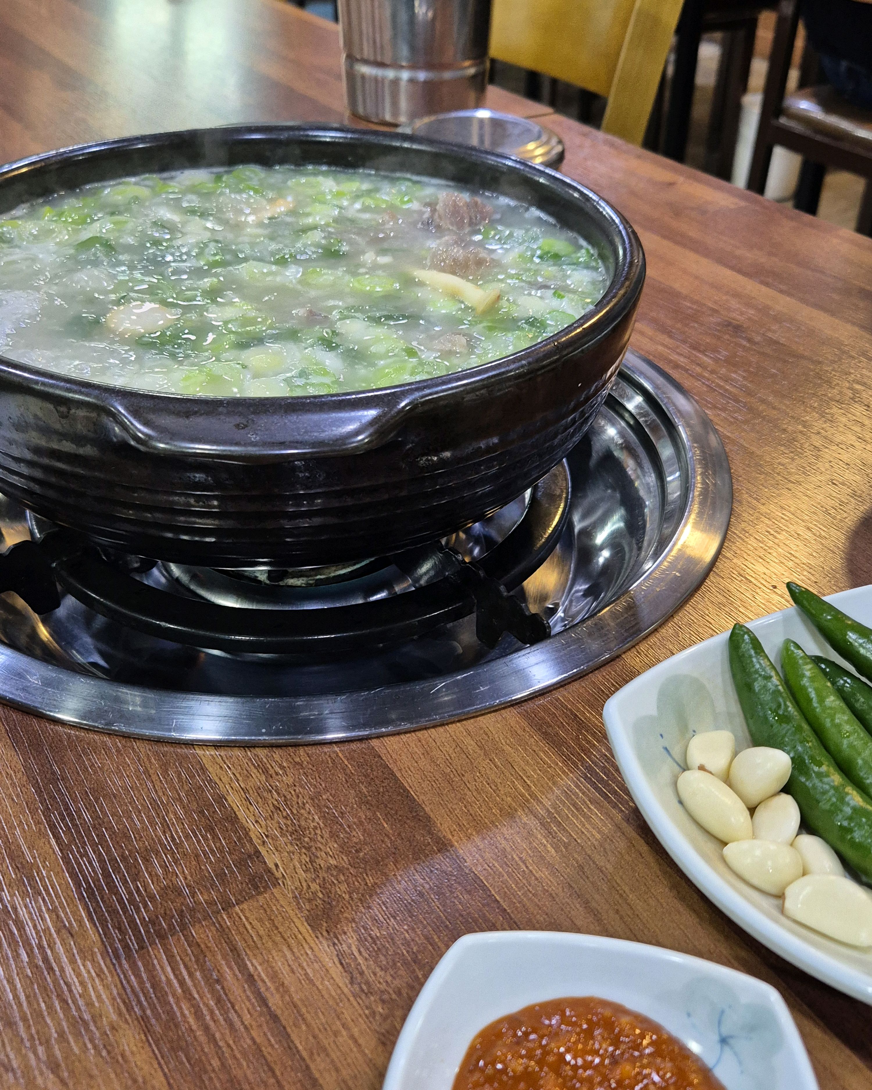 한우 도가니 전골 중사이즈 푸짐하고 맛있어요. 모든 메뉴 한우. 주차장도 2시간 무료. 매