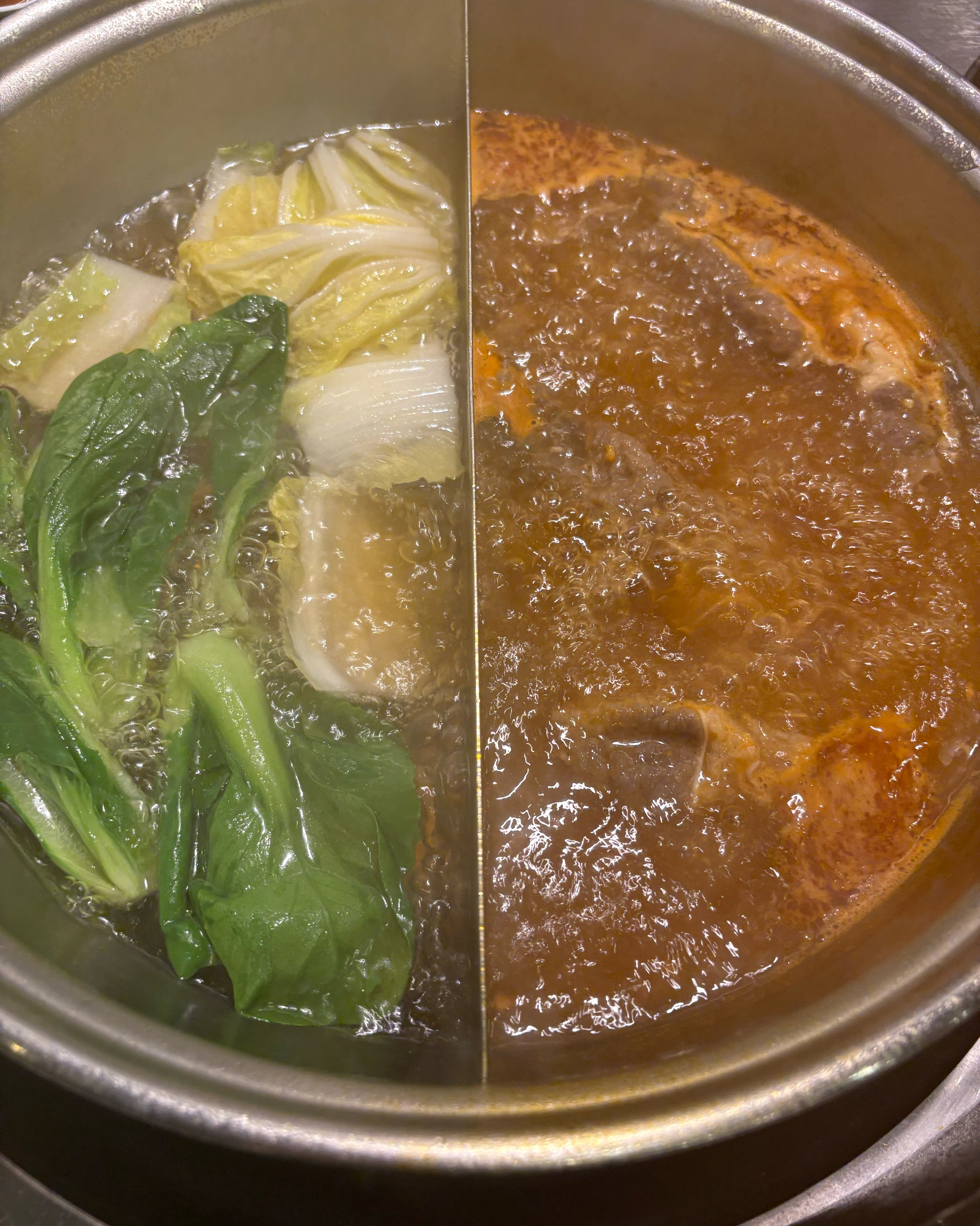 오늘도 육수 반반에 고기 반반 시켜서 맛있게 먹었어요. 야채 신선하고 월남쌈도 맛있어요~ - 위례광장 맛집 소담촌 위례신도시점
