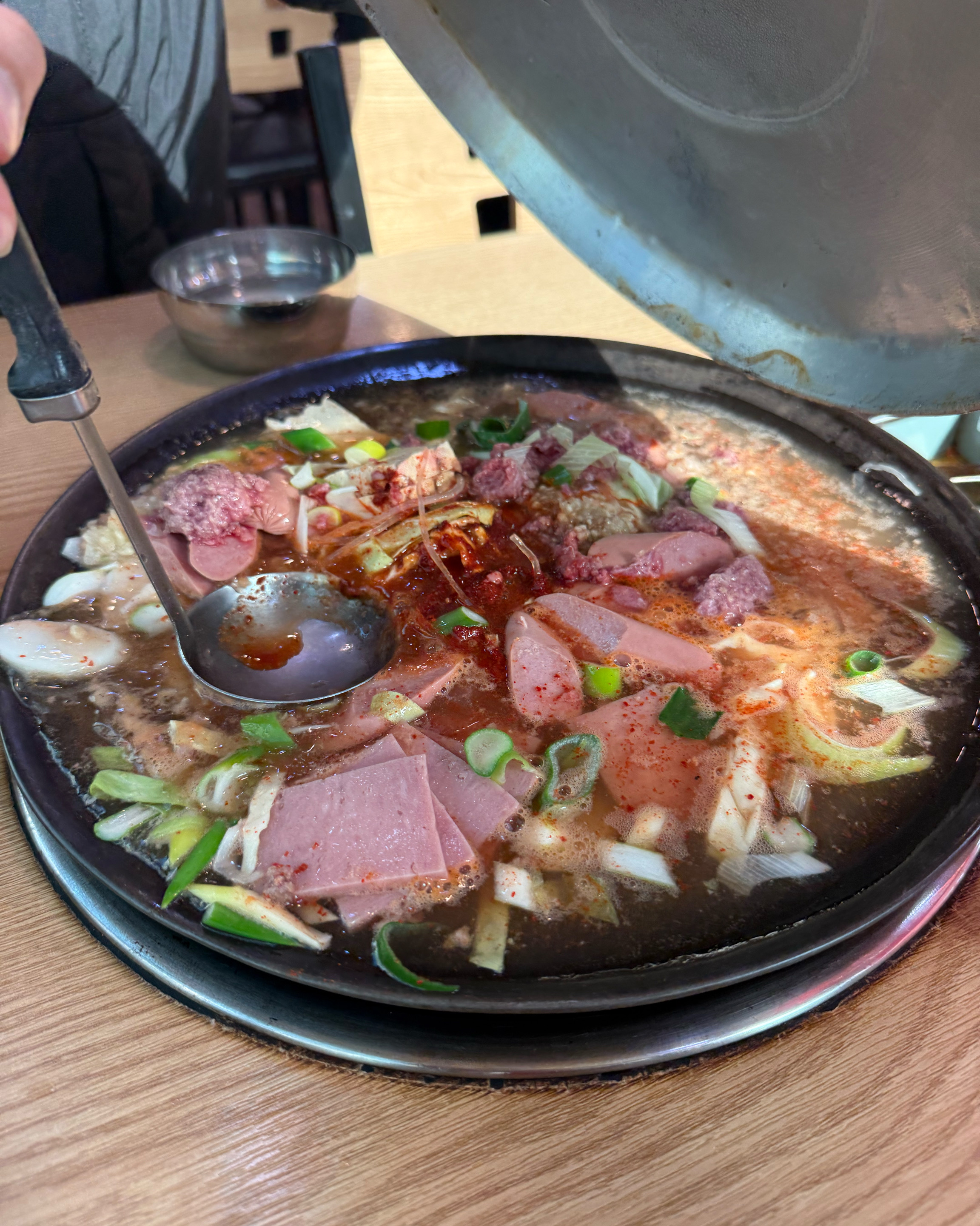 유명하다는 이야기 듣고 갔습니다~ 맛있게 잘 먹었는데 아쉬운건 위생부분이에요..컵안에도 이