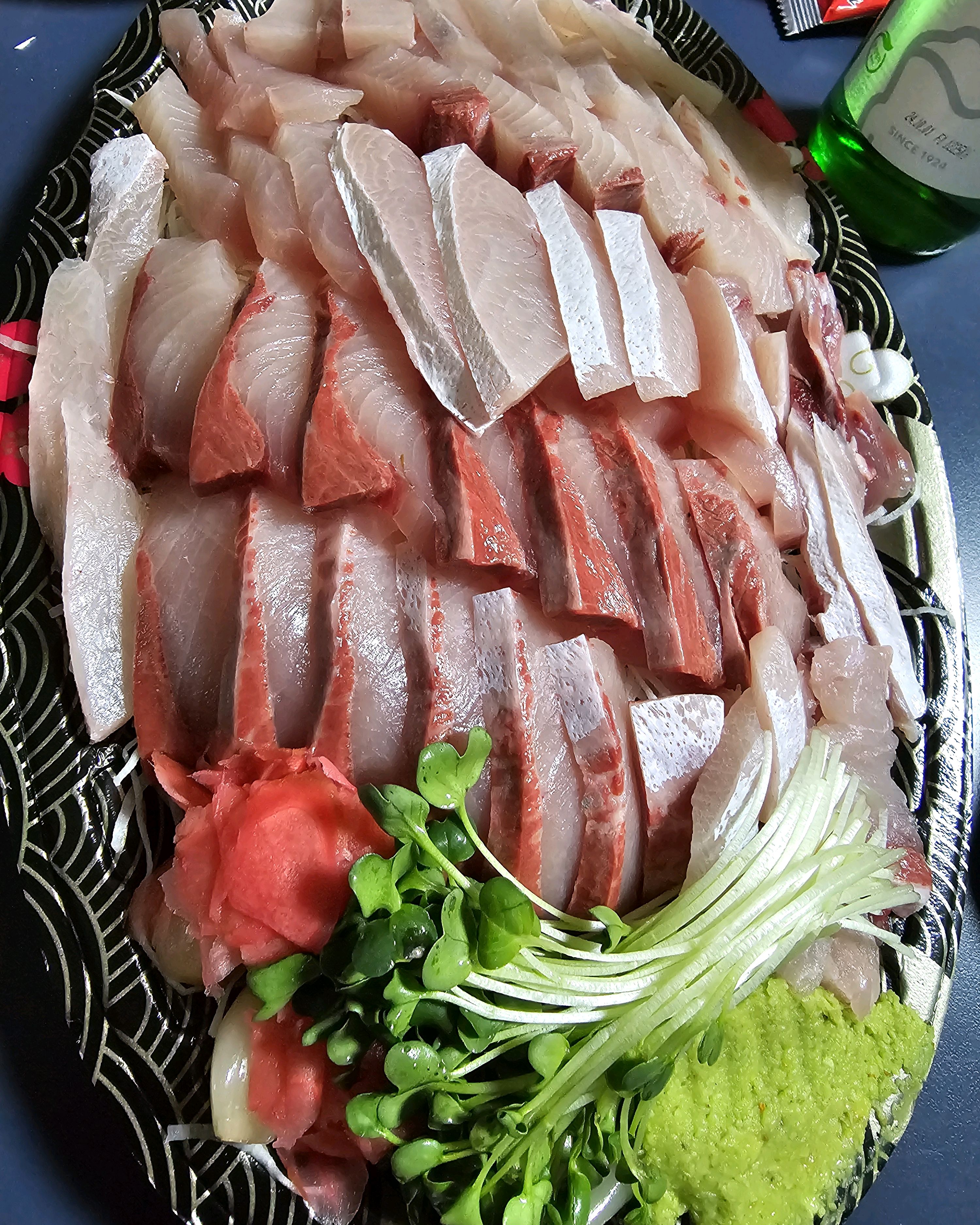 사장님 너무 친절하셨고요~ 석화도 서비스 주시고 날치알도 진짜 너무 맛있었습니다. - 권선동 맛집 망치수산 수원농수산물도매시장점