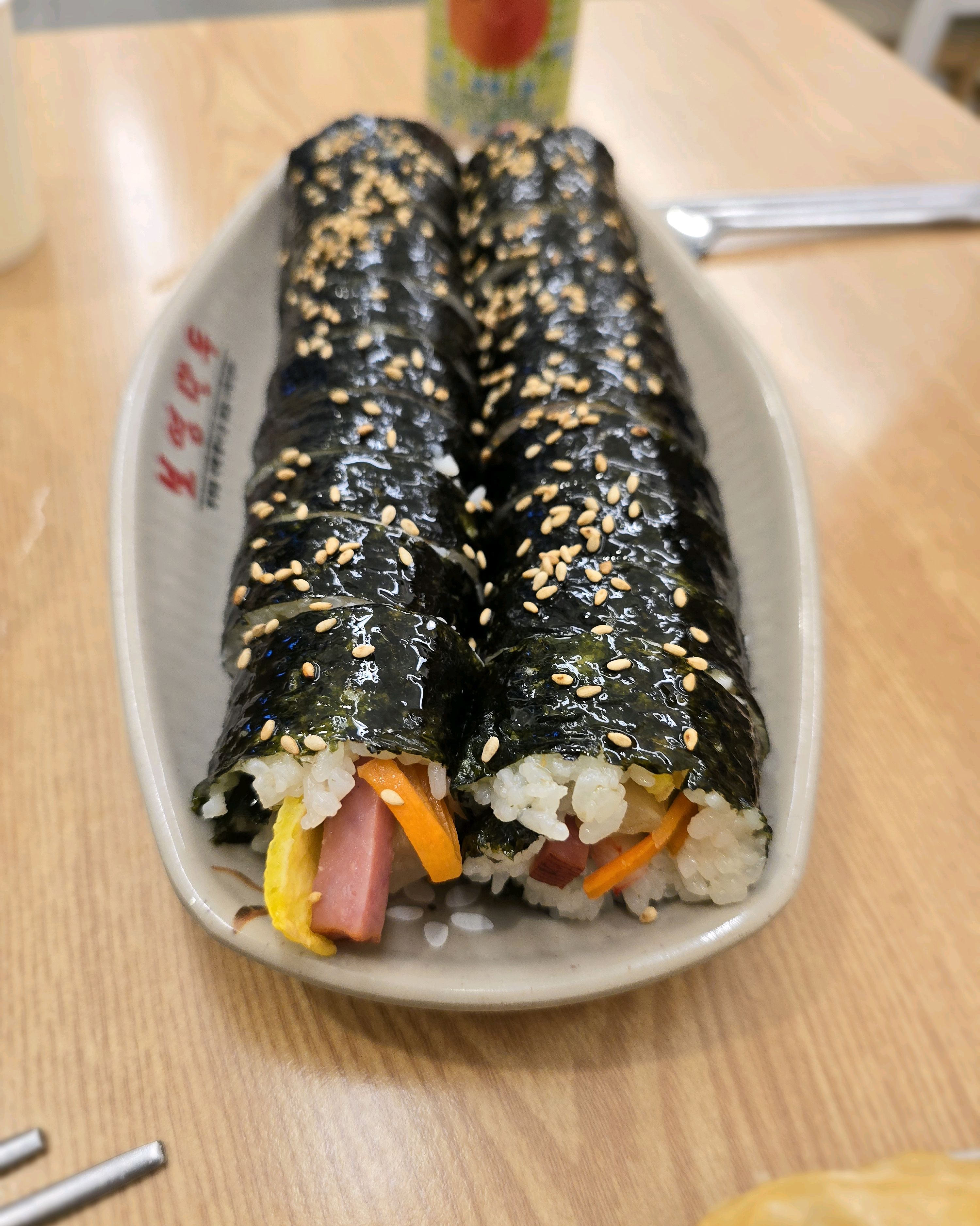 김밥 속에 초록색 재료가 없어서 그런지 좀 허전하게 느껴집니다. 고기군만두 속이 예전에는