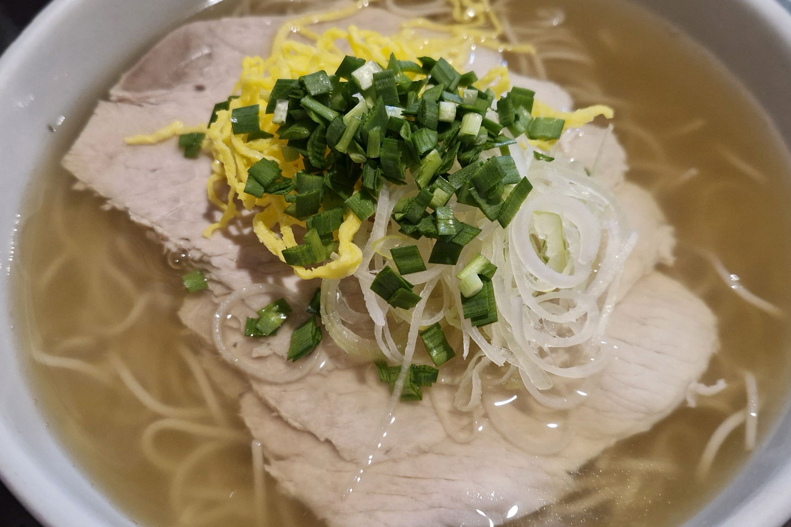 국밥은 국물이 진국이에요. 고기도 꽤 들어가있고요. 메밀온면 먹었는데 정말 양도 많고 배부