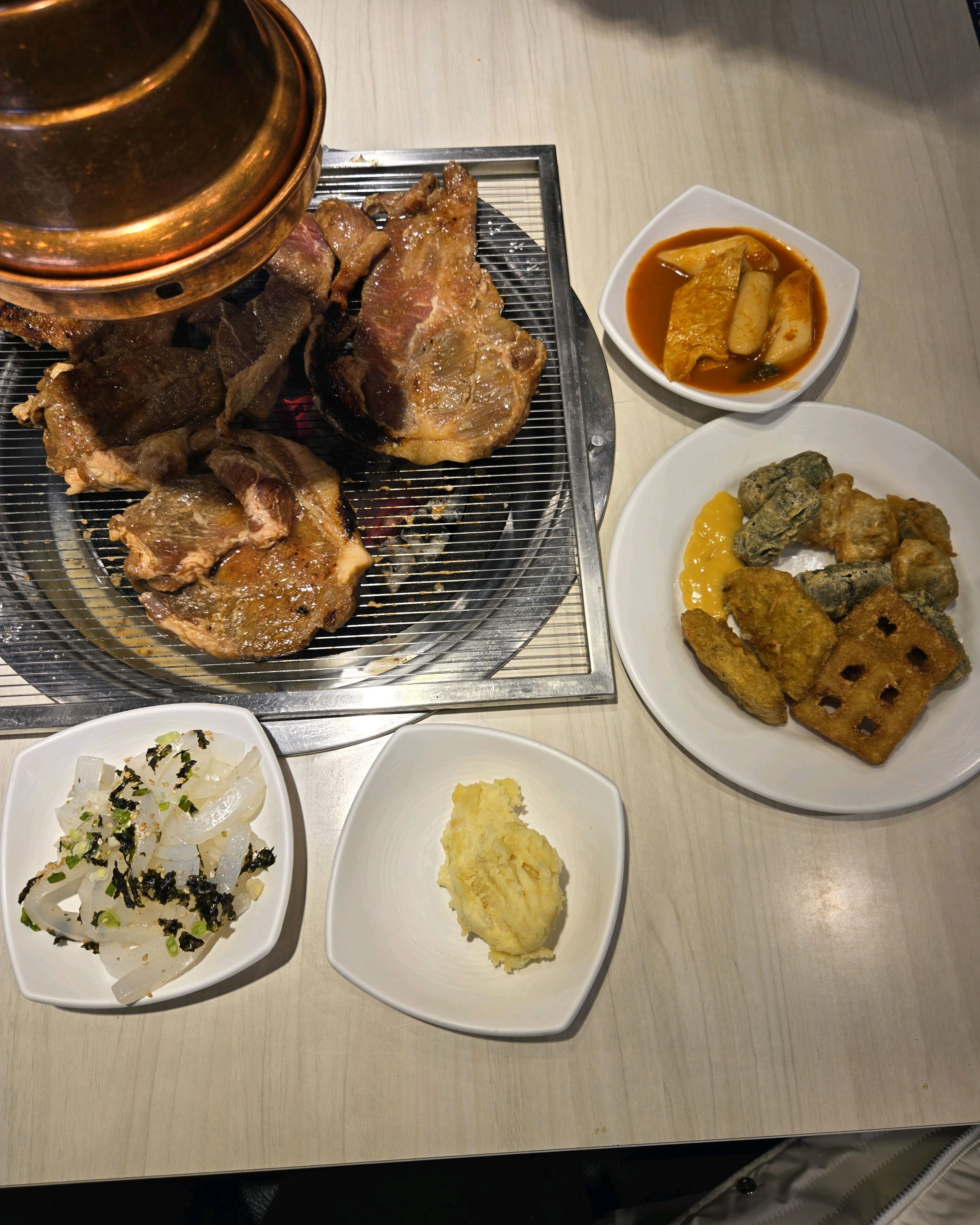 맛있는 반찬과 고기를 마음껏 먹을 수 있는 곳~고기종류도 많고 맛있는 음식이 너무 많아