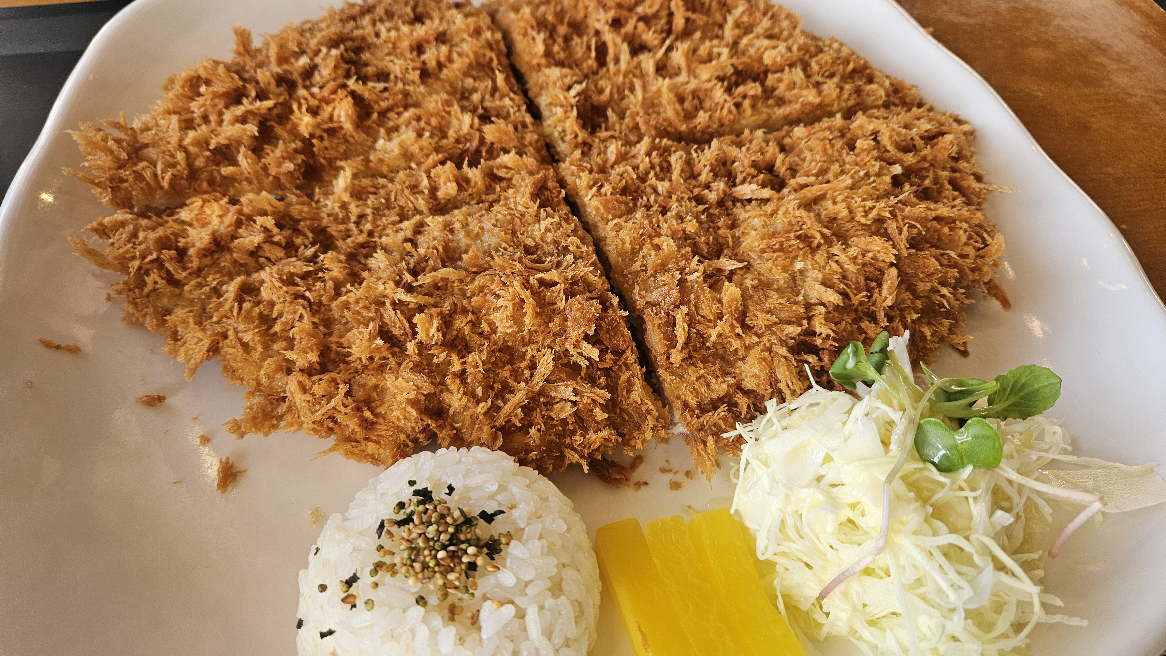 양 푸짐하고 맛있는 왕돈까스~~!! 바삭한 등심돈까스랑 볶음 우동도 역시 맛있어요^^ 우동