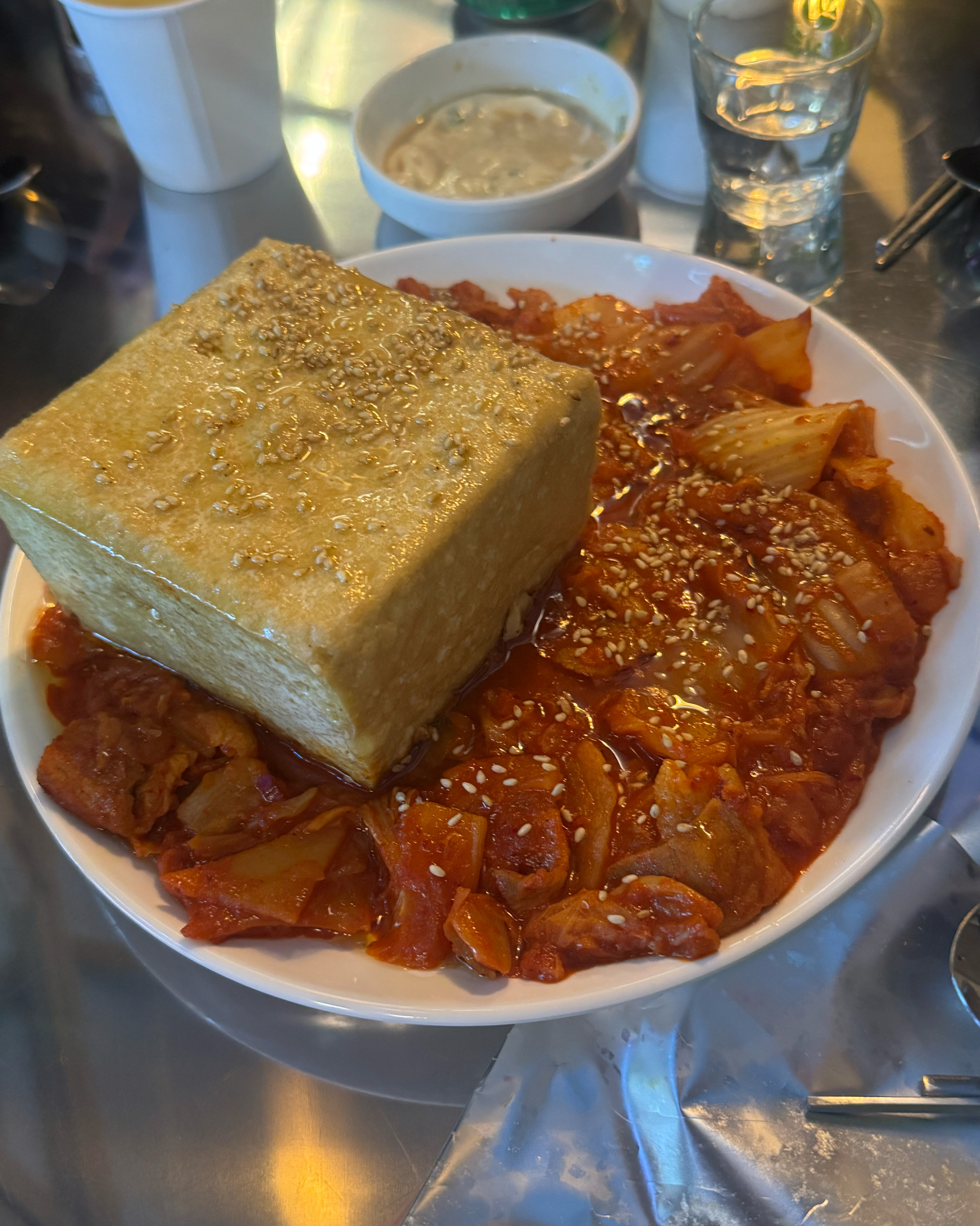내부 인테리어가 너무 좋고 음식도 정말정말 맛있어요 사장님이 정말 엄청나게 친절하셔서 감동