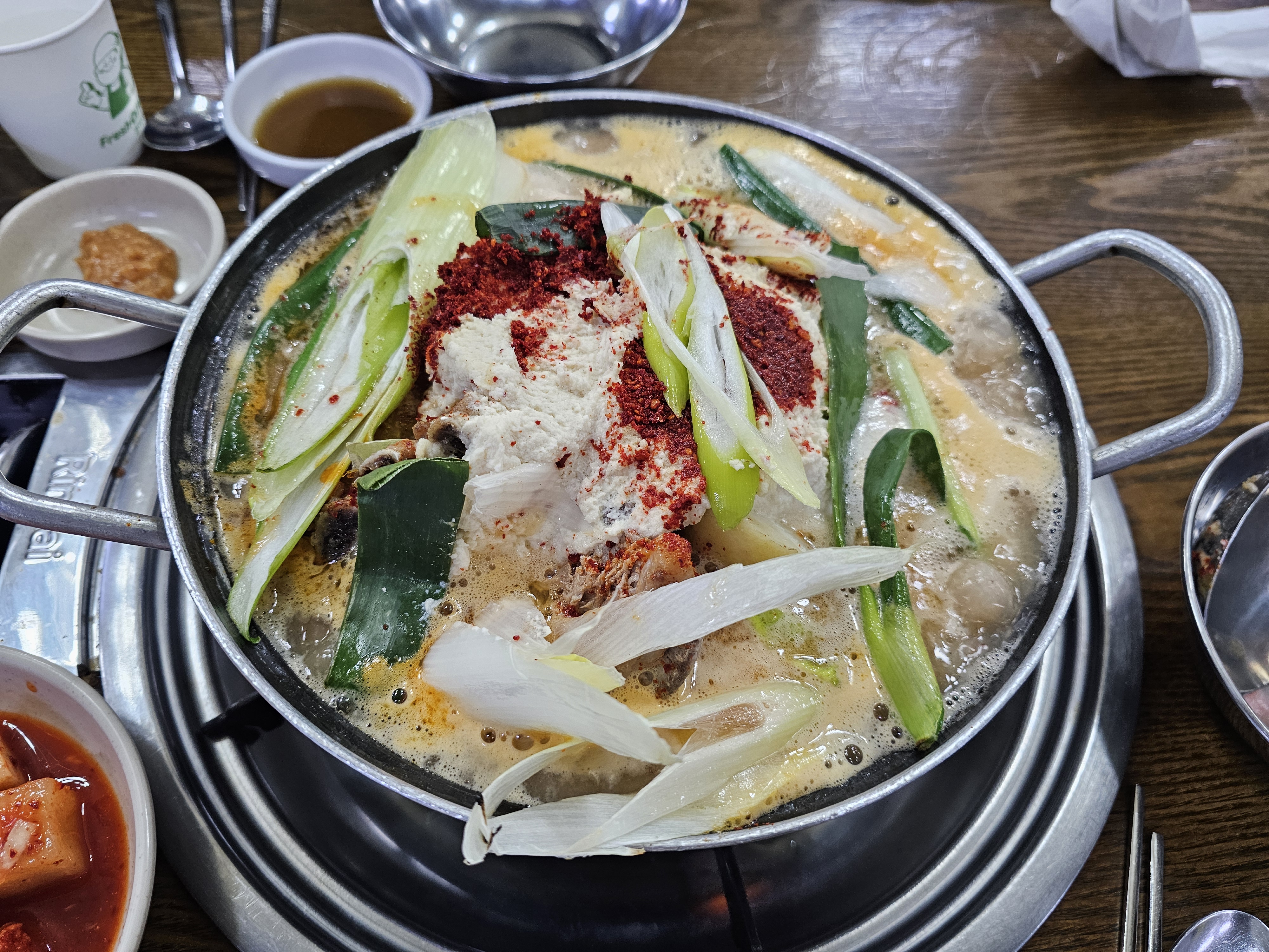 고소함 끝판왕 비지감자탕이에요 한번 먹으면 또 생각나는 맛입니다 볶음밥도 강추해요 주말 오