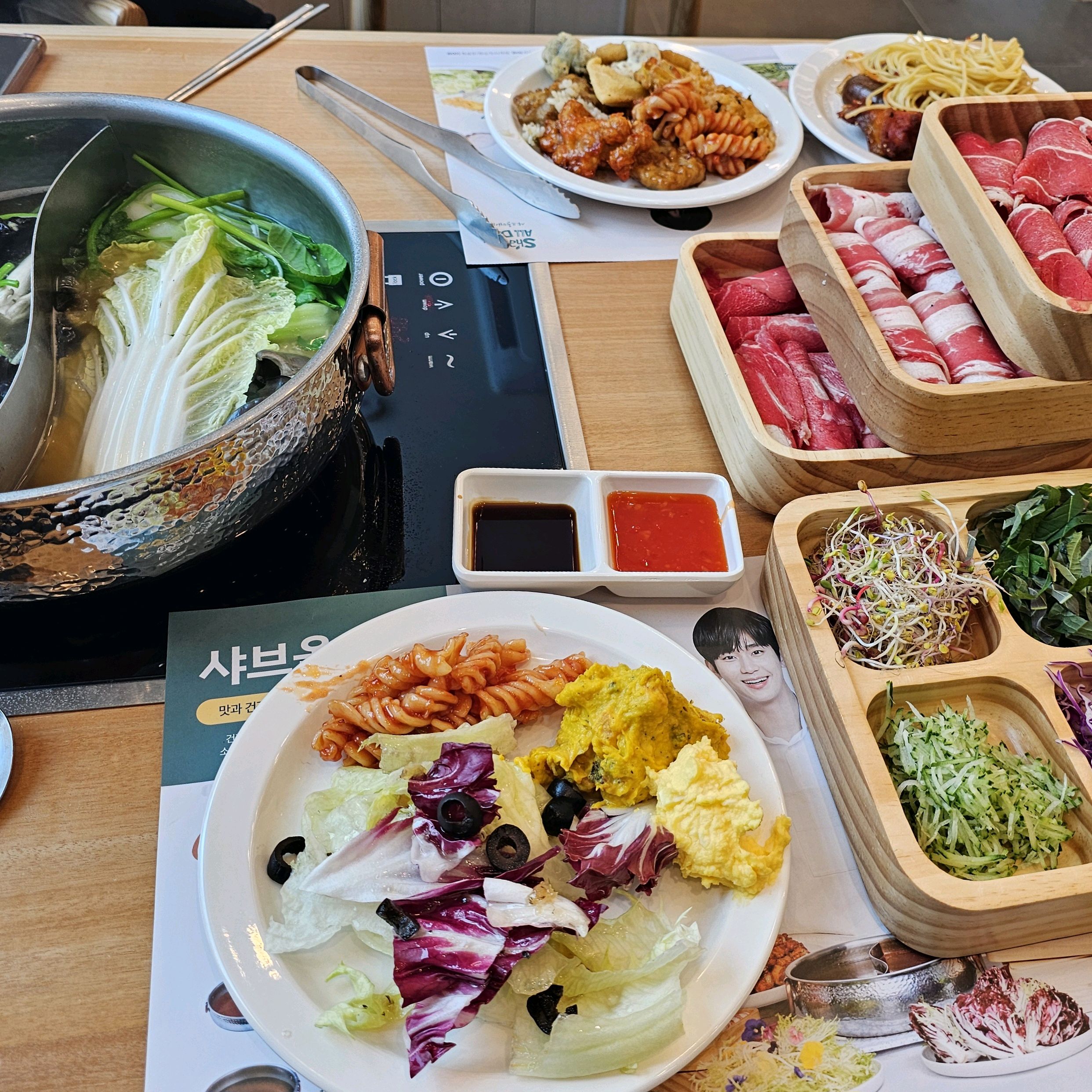 평일 오전에 웨이팅없이 바로 입장 가능했고 뷔페 음식들 가짓수도 많아요!! 사이드 음식들