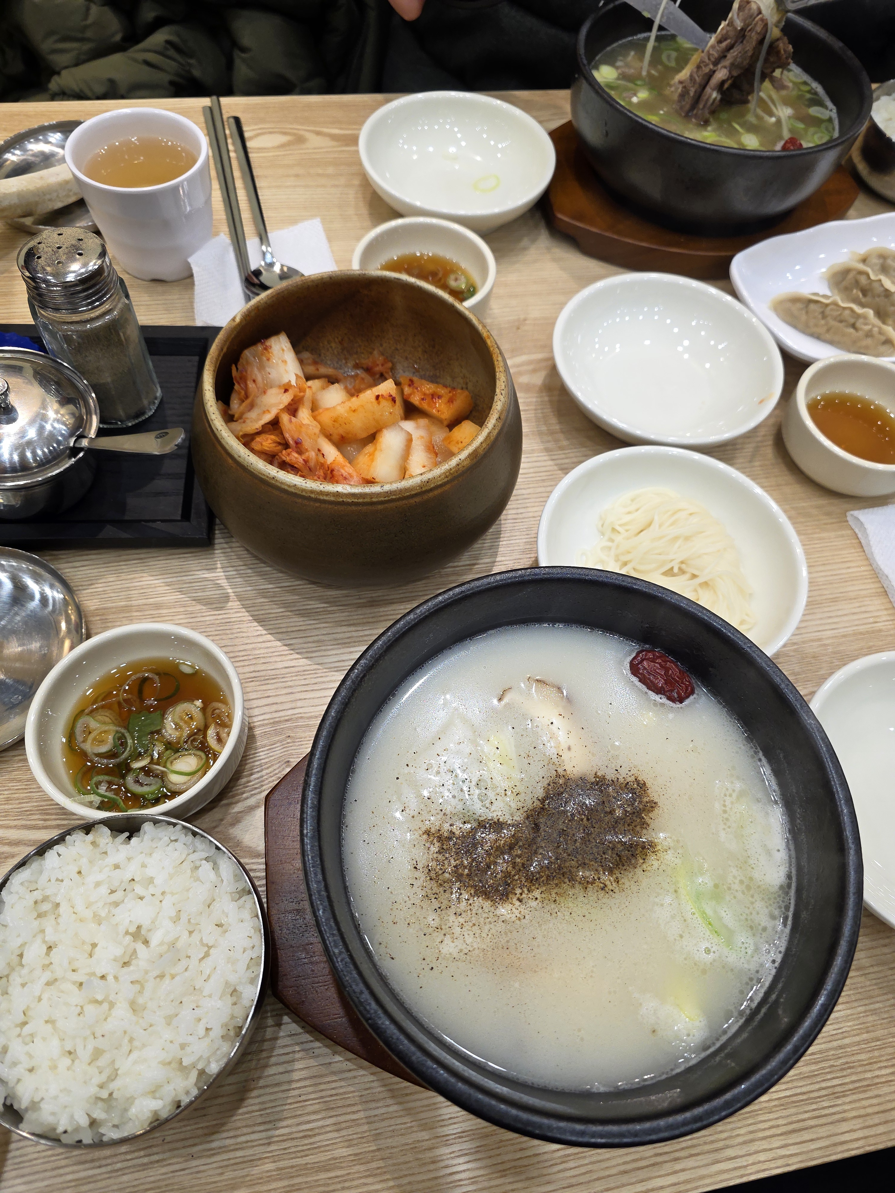 갈비탕 먹으러 한촌설렁탕에 왔어요. 어머니도 모시고 왔어요. 한촌은 항상 맛있어서 좋아요.
