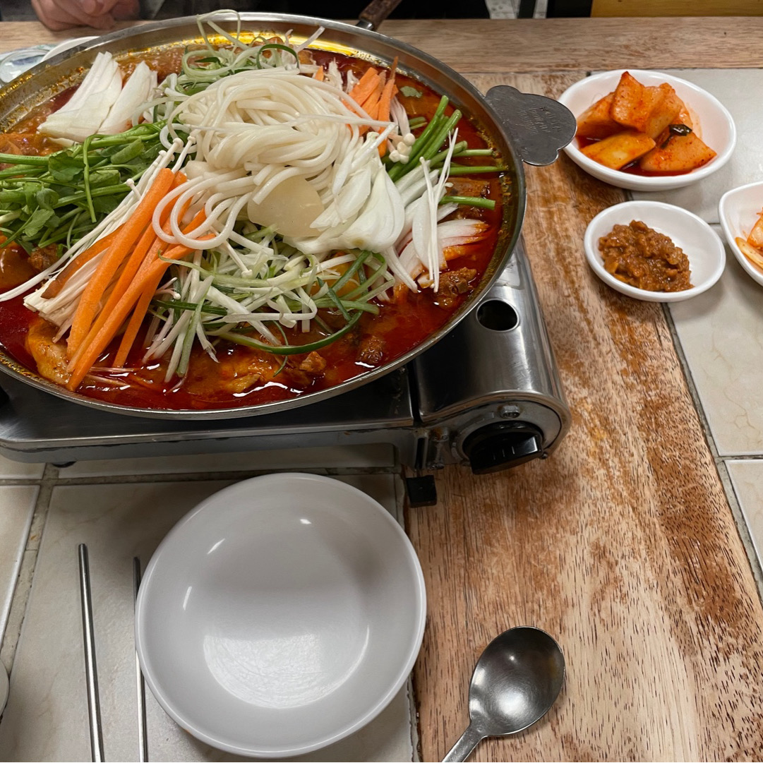 안양찐맛집 일반 닭도리탕이랑은 다른느낌으로 닭이 너무 잘 고와져서 으스러져요 압력솥에 해주