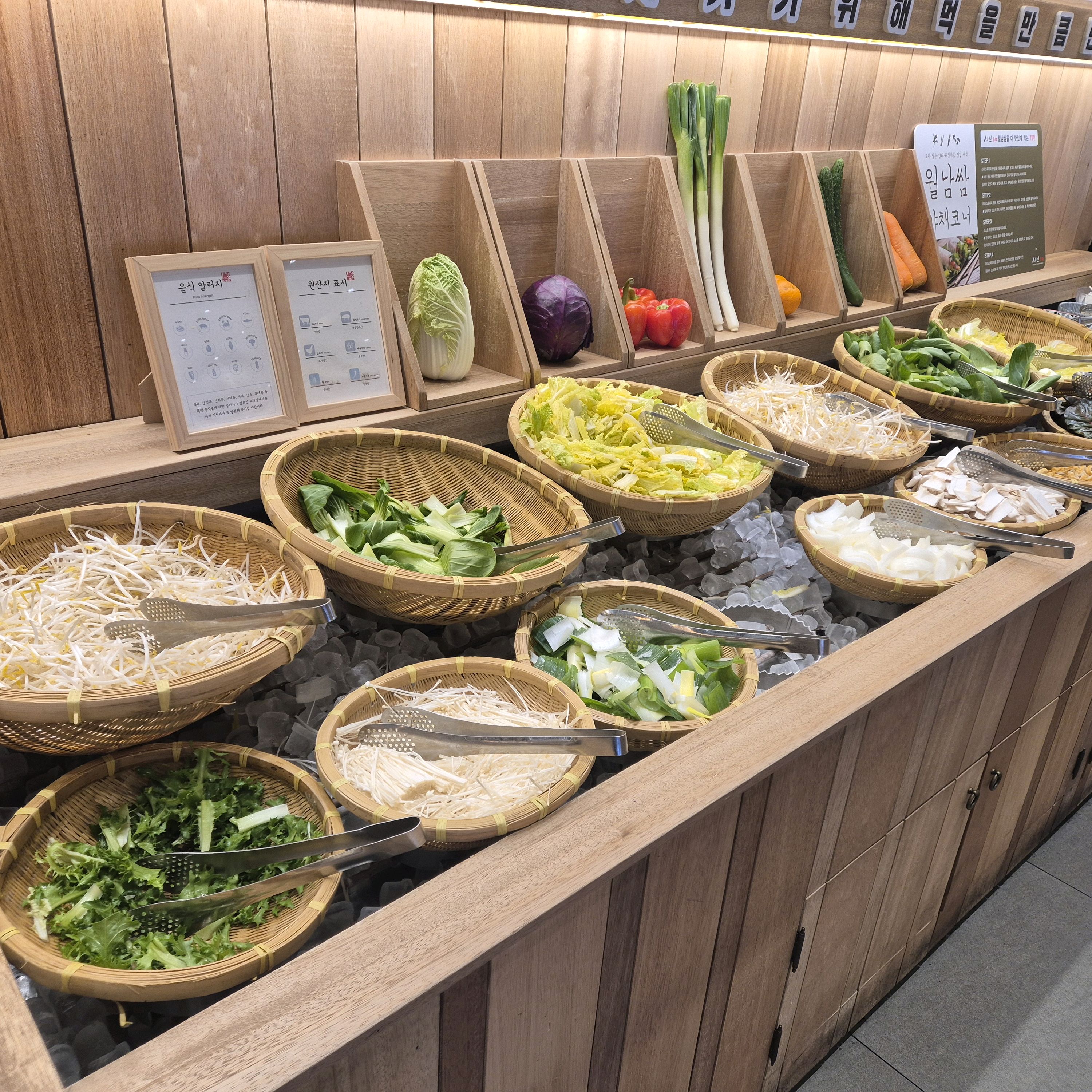 매장도 넓고 먹을 것도 많고 너무 맛있는데 직원분들 서비스가 제일 기억에 남네요. 직원들간