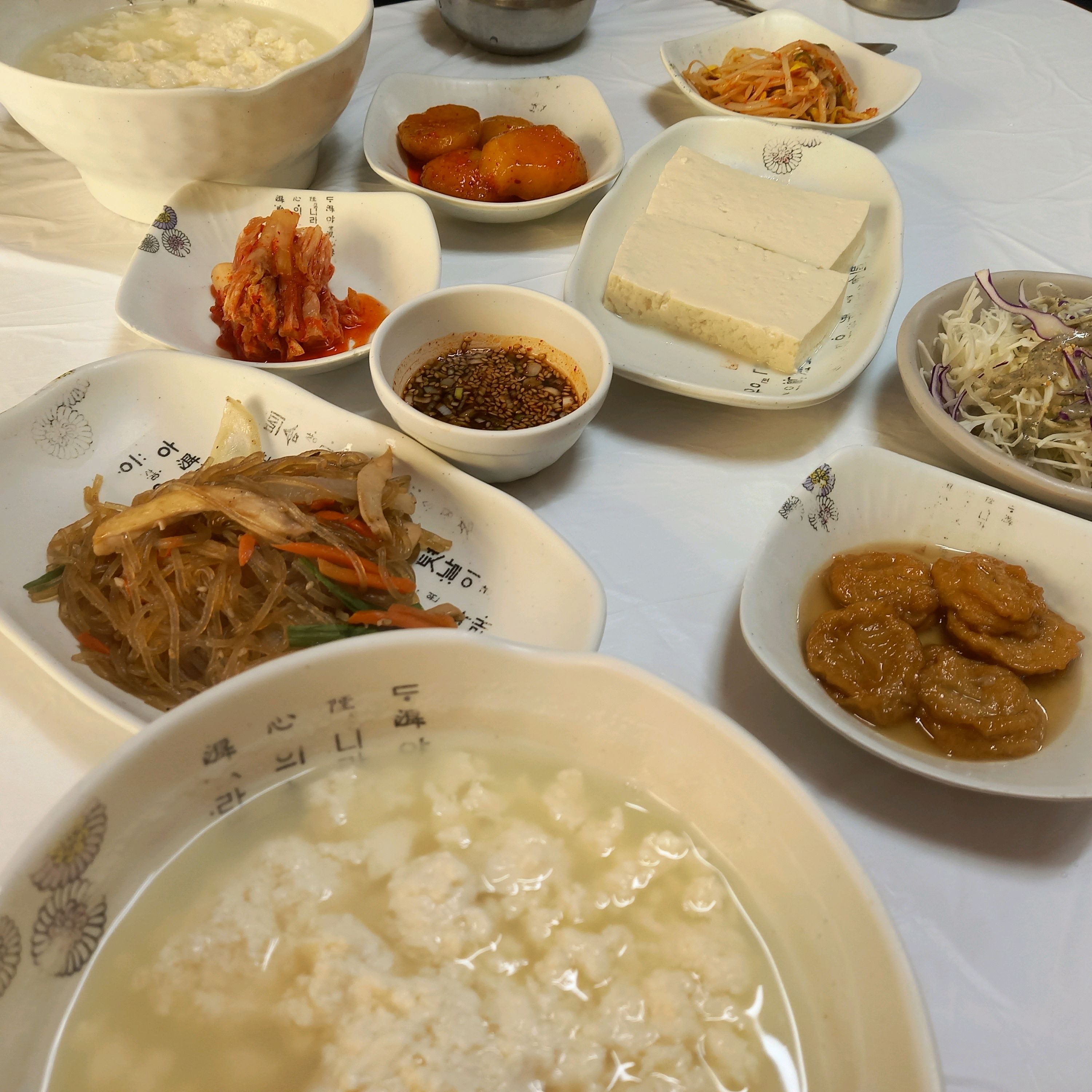 순두부, 모두부, 콩비지 모두 간이 적당하고 담백해서 좋았음. 반찬도 자극적이지 않아 싹