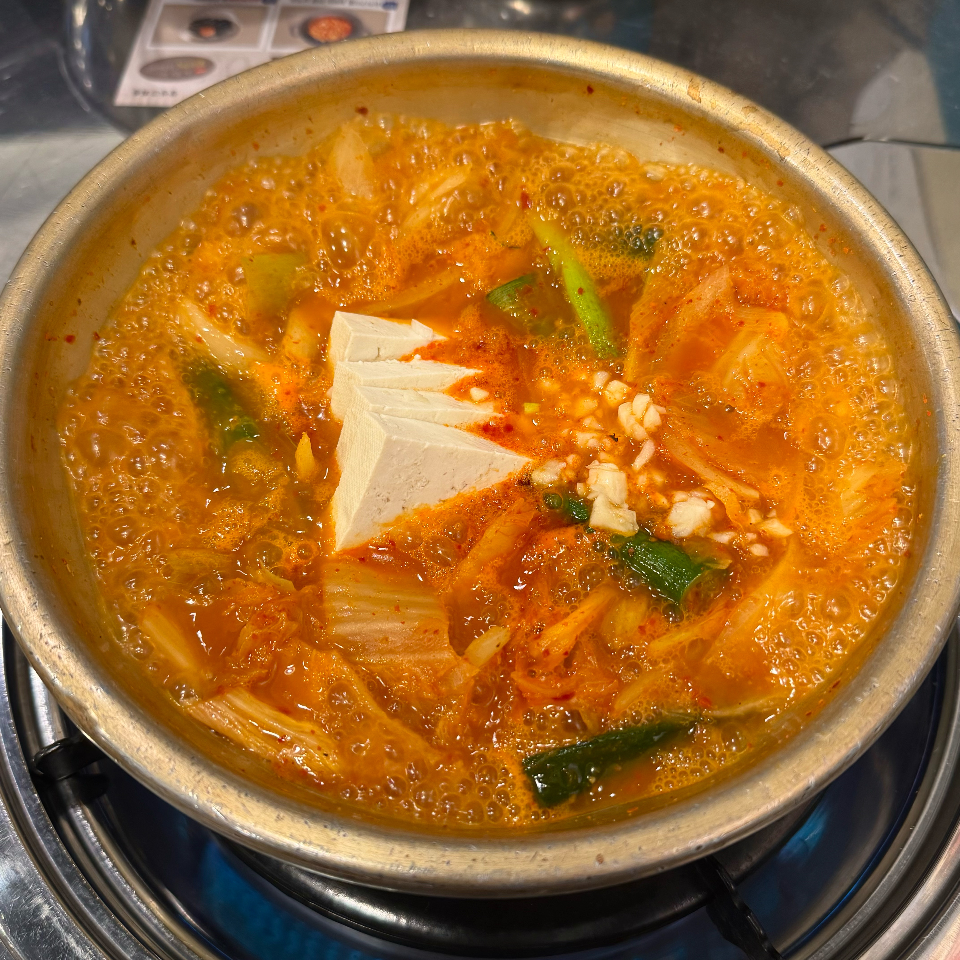 분식집으로 점심을 먹으러 가던 길목에서 딱 보이던 김치찌개 현수막을 보고 발길을 돌려 방문