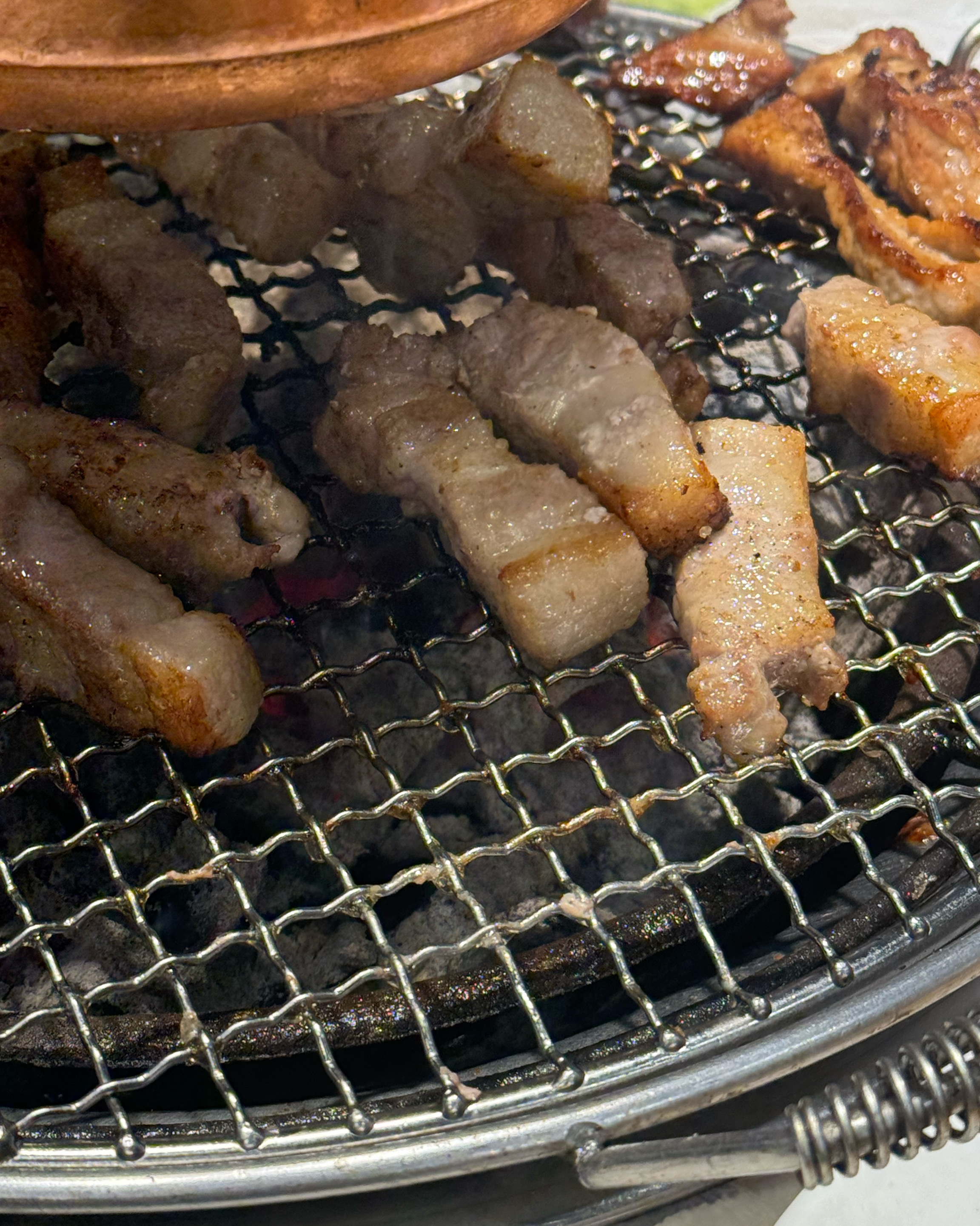 늦은시간에 찾아왔는데 너무 친철하고 고기도 맛있게 잘 먹었습니다 다음에 또 올 것 같아요!