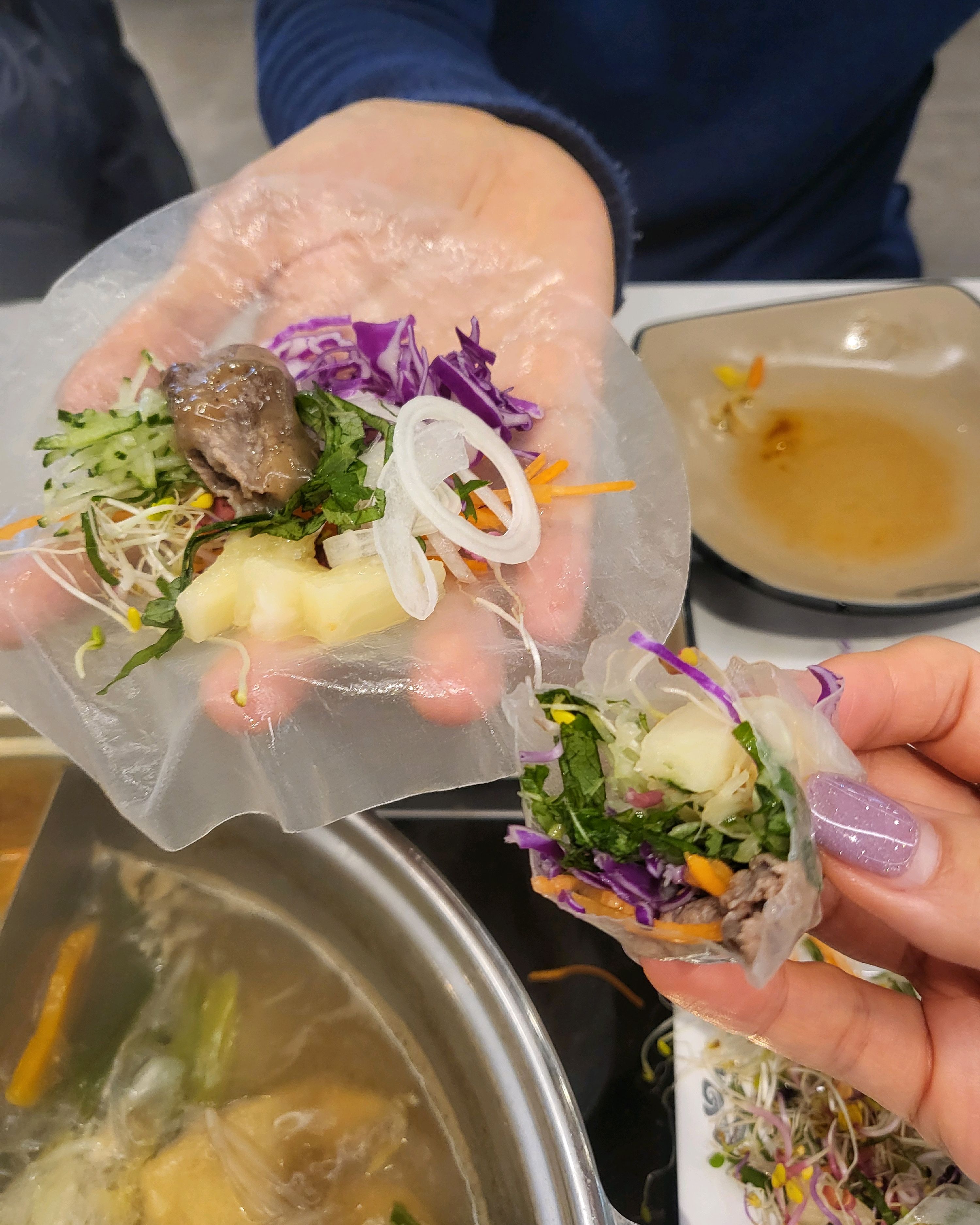 다른 샤브샤브 맛집들보다 싱싱했고 재료도 다양했어요 월남쌈이랑 샤브샤브 같이먹을수 있고 평