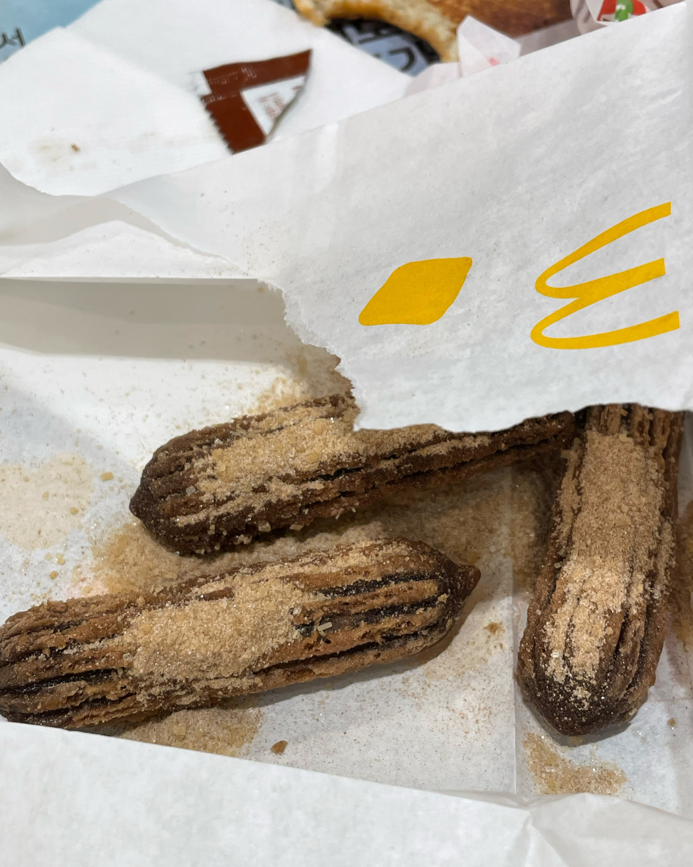 초코츄러스 크기가 검지 손가락만해서 뭐지 싶었는데 개맛있었어요! (커피가 안당길 수 없는
