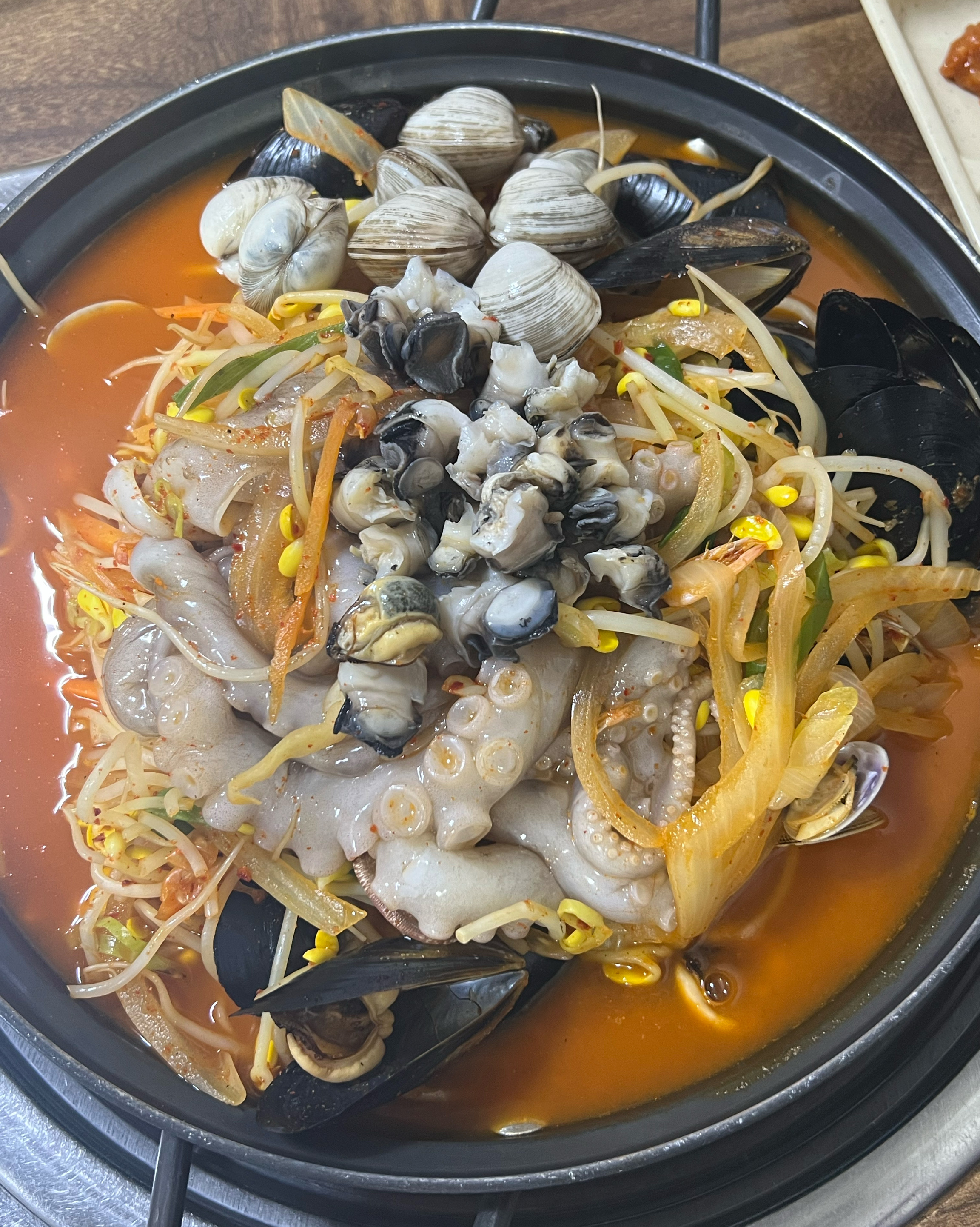 면은 들어있지 않고 야채랑 해물 건져먹다가 사리 추가하면 돼요! 둘이 가서 면사리 하나 추