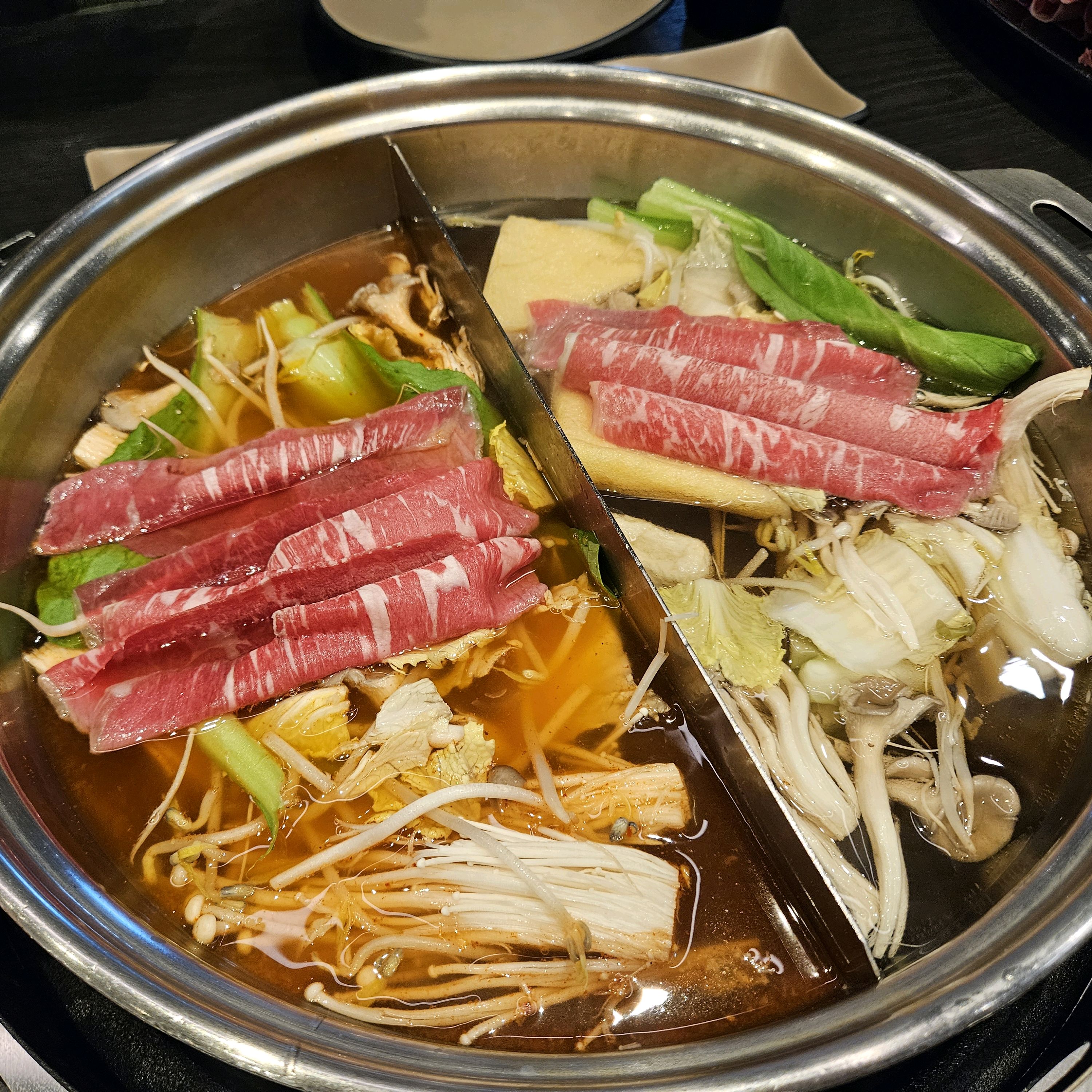 육수도 반반 가능하고 고기질도 좋고 채소,월남쌈,칼국수까지 무한리필로 먹을수 있어서 천천히