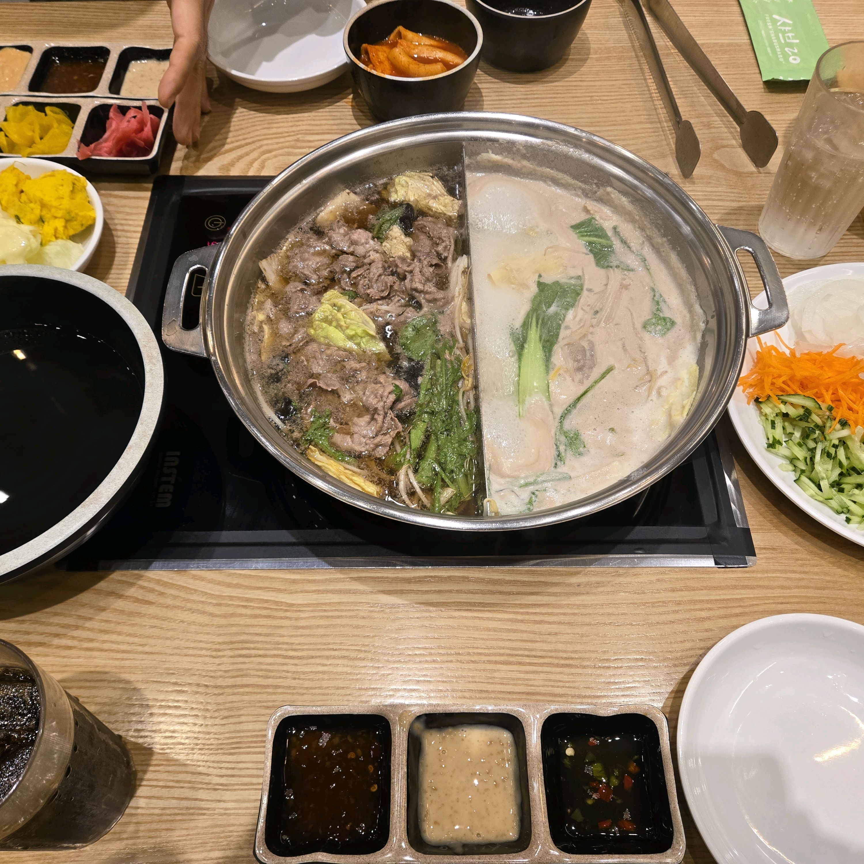 항상 손님이 많아서 시간 안맞으면 기다려야 하지만, 방문할때마다 만족스럽게 먹고 갑니다. - 칠곡 읍내동 맛집 샤브20 칠곡점