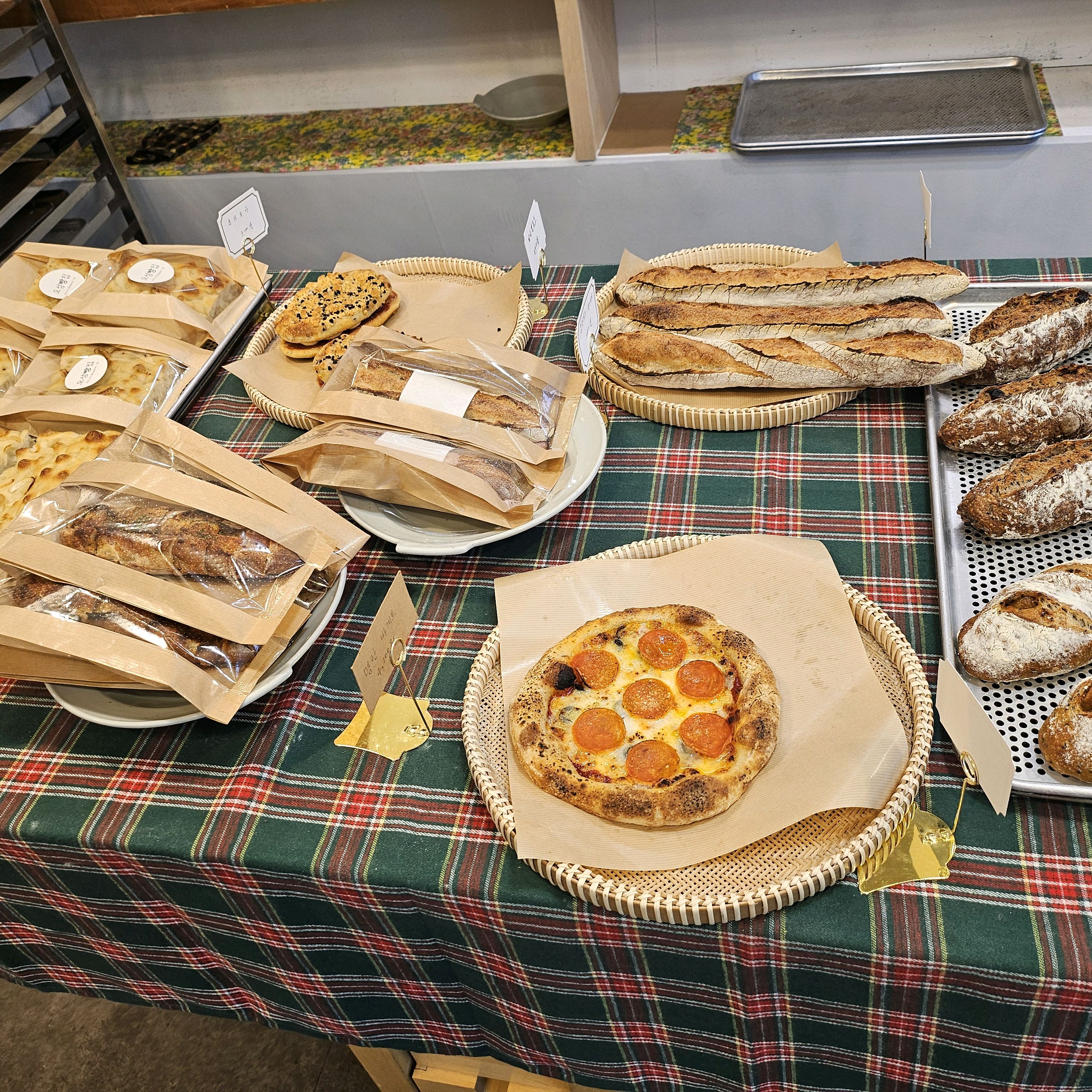 다양한 빵들이 진열된 모습