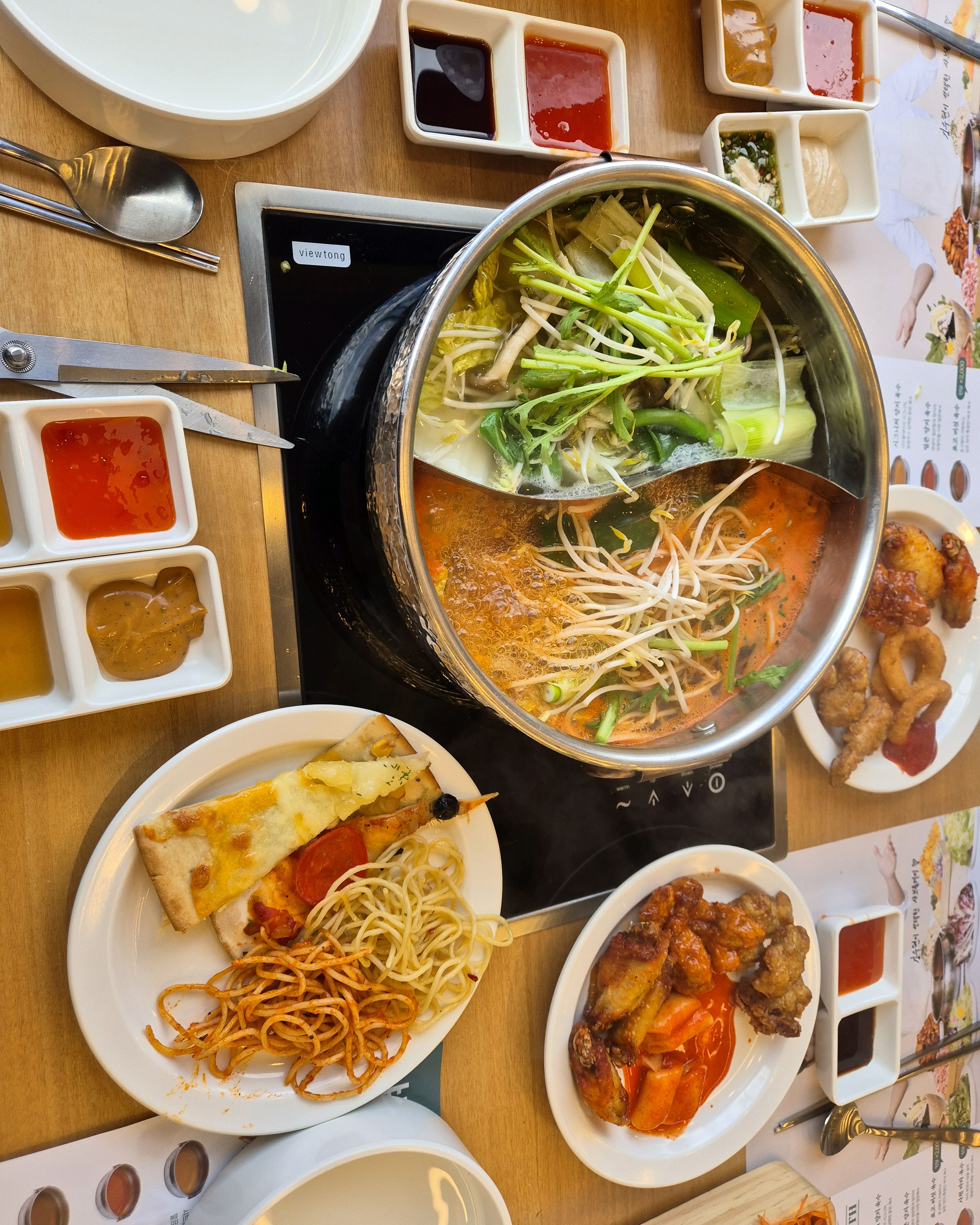 고기 무한리필이지만 육수가 맛있어서 야채 넣어서 먹기에도 좋아요. 다양한 뷔페 음식이 있어