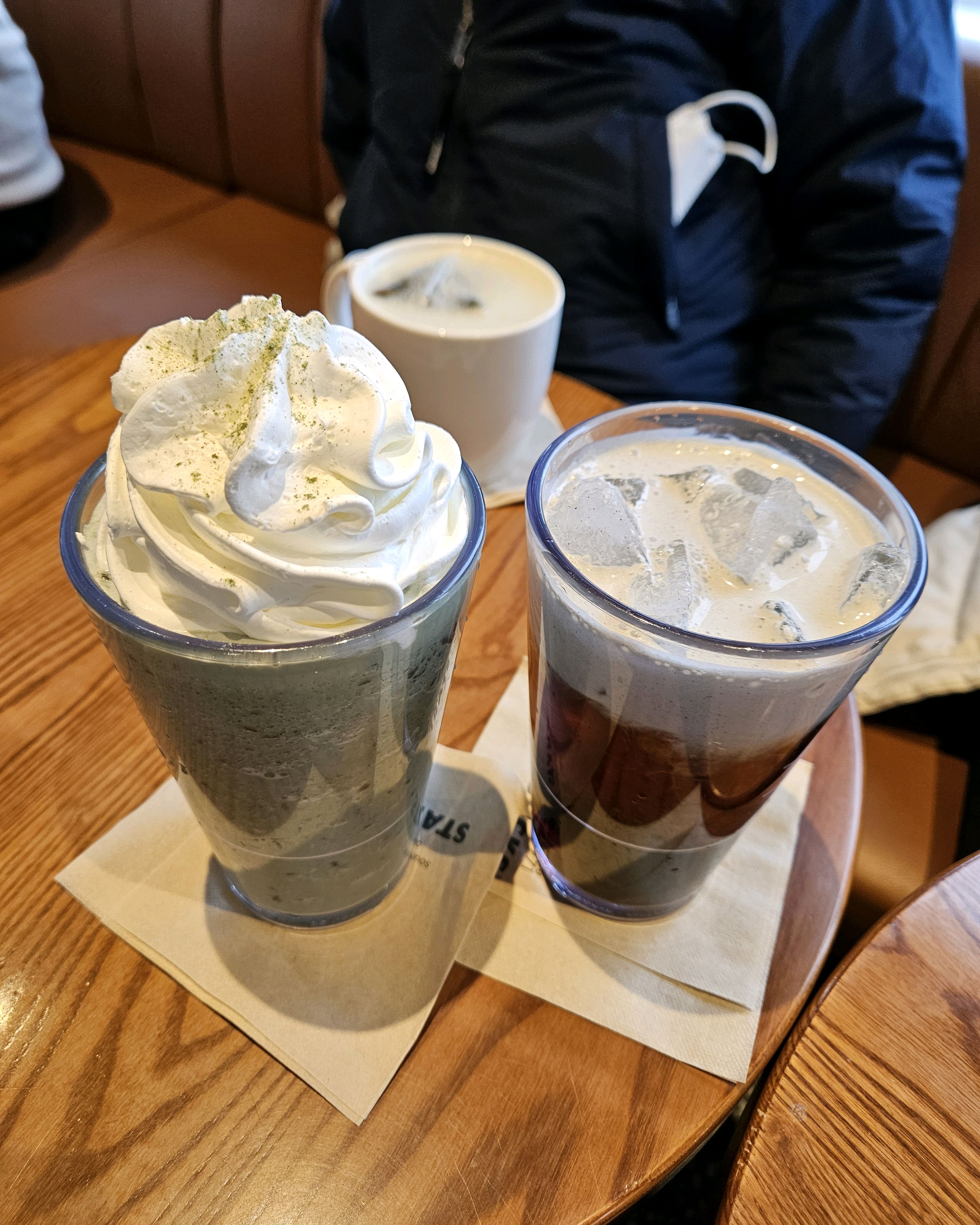 쑥떡 프라푸치노가 의외로 맛있었습니다. 바로 옆 무슨 뮤지엄인지 주차장에 주차하면 1시간은