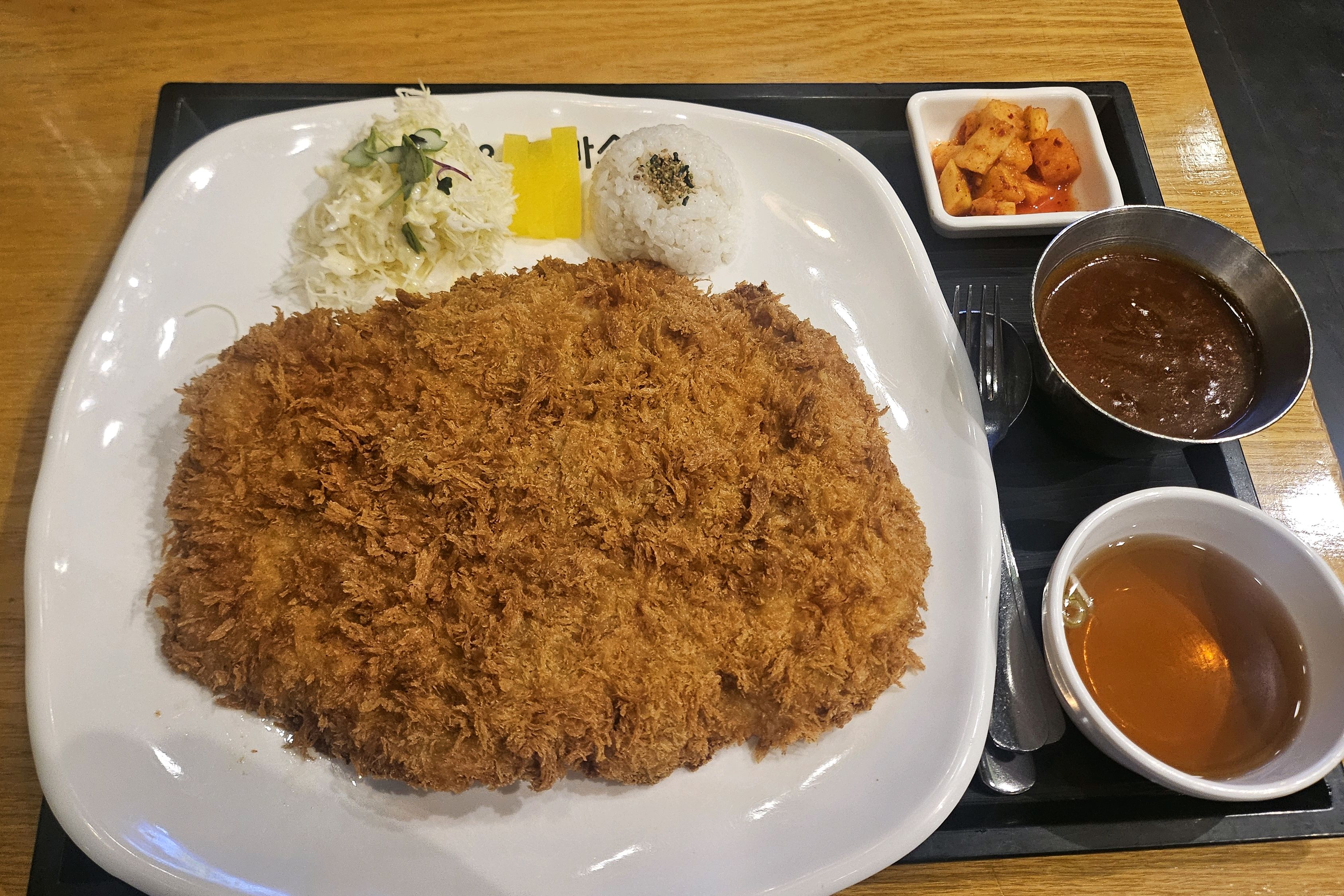 매장도 넓고 직원분도 친절해요 - 영대 맛집 홍익돈까스 경산영대점