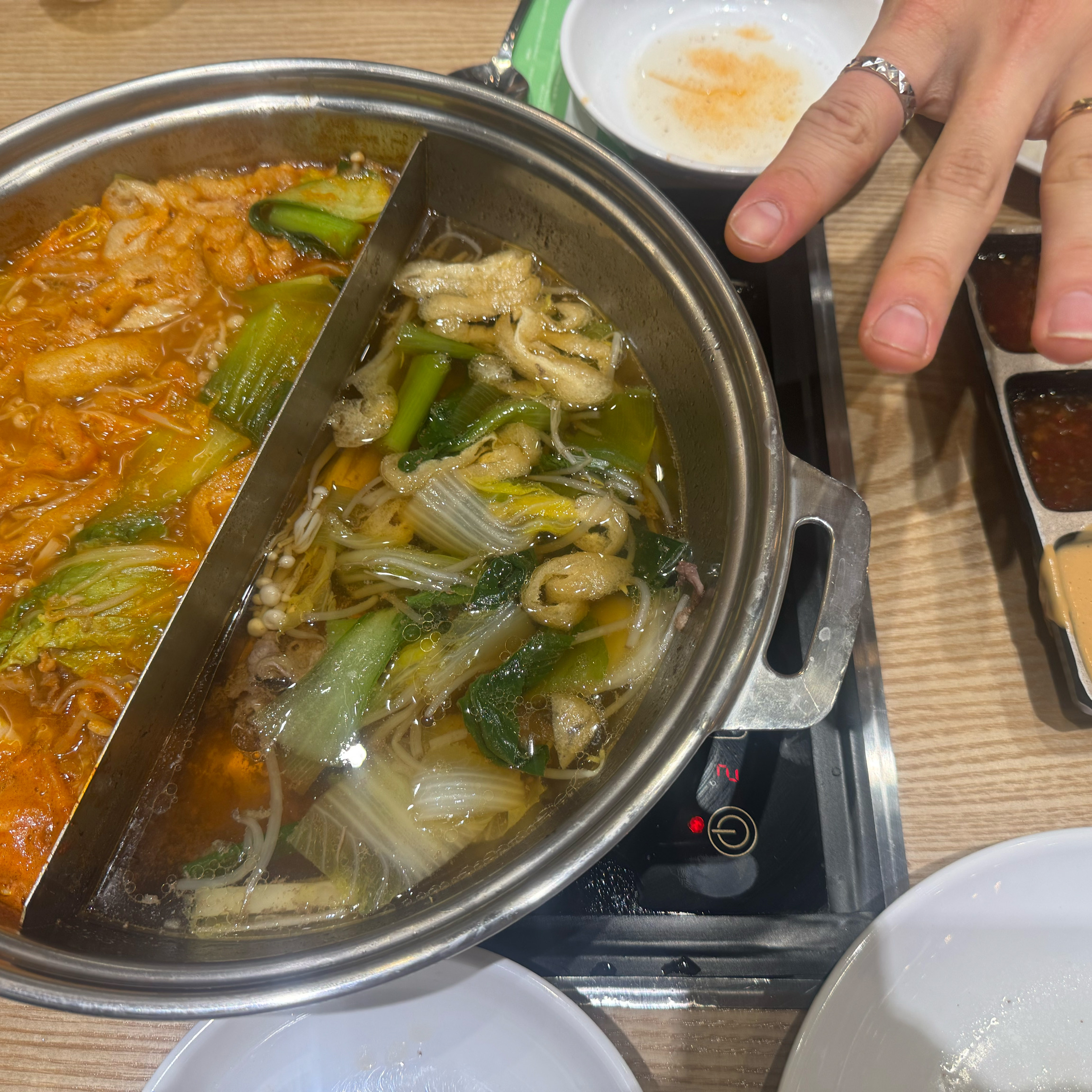 입장하자마자 친절하게 반겨주셔서 기분 좋게 입장 할 수 있었습니다! - 부산 연산동 맛집 샤브20 부산연산점