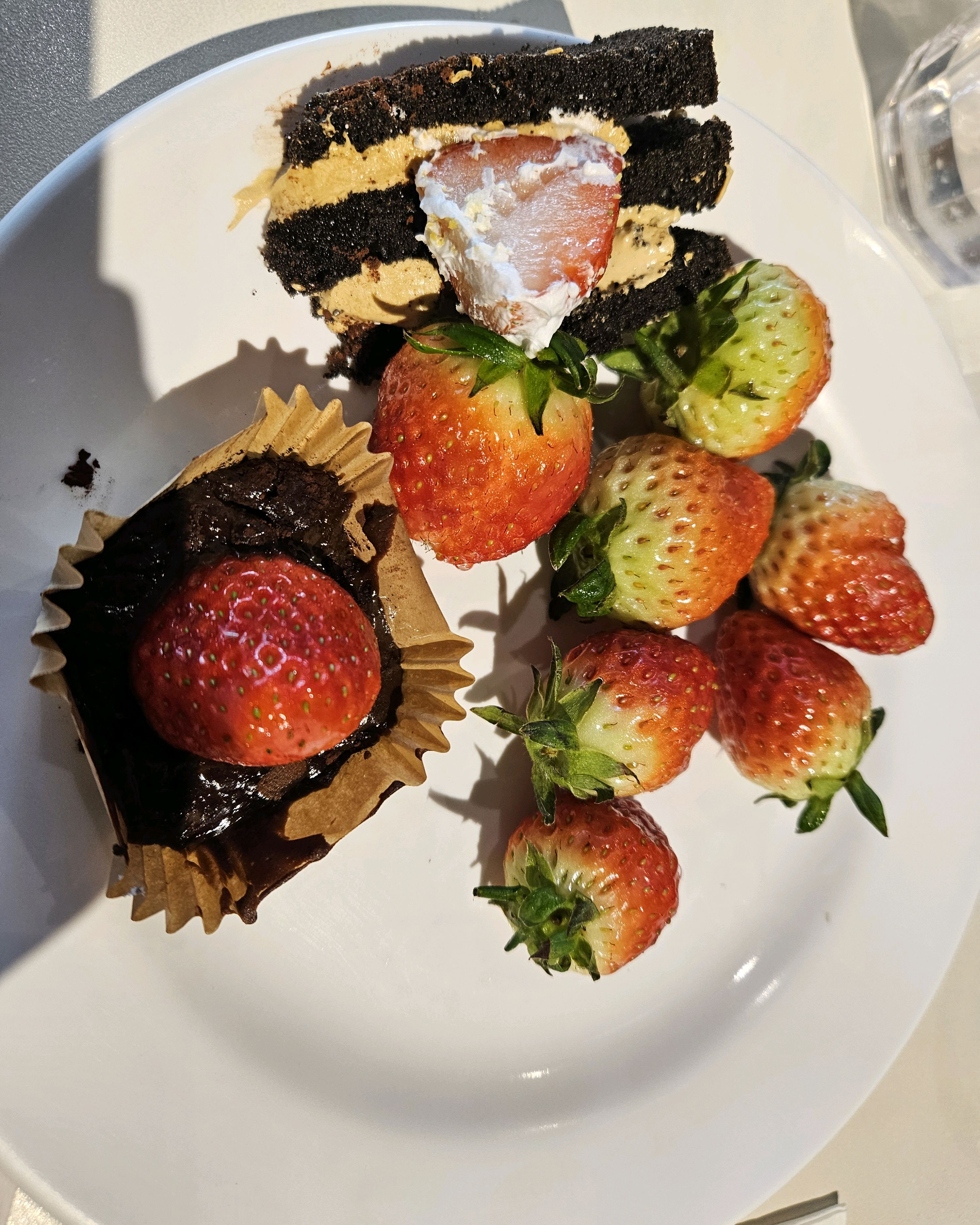 딸기무제한. 딸기는 맛보단 싱싱. 애슈리원픽은 멍게비빔밥인듯 - 망포역 맛집 애슐리퀸즈 수원망포점